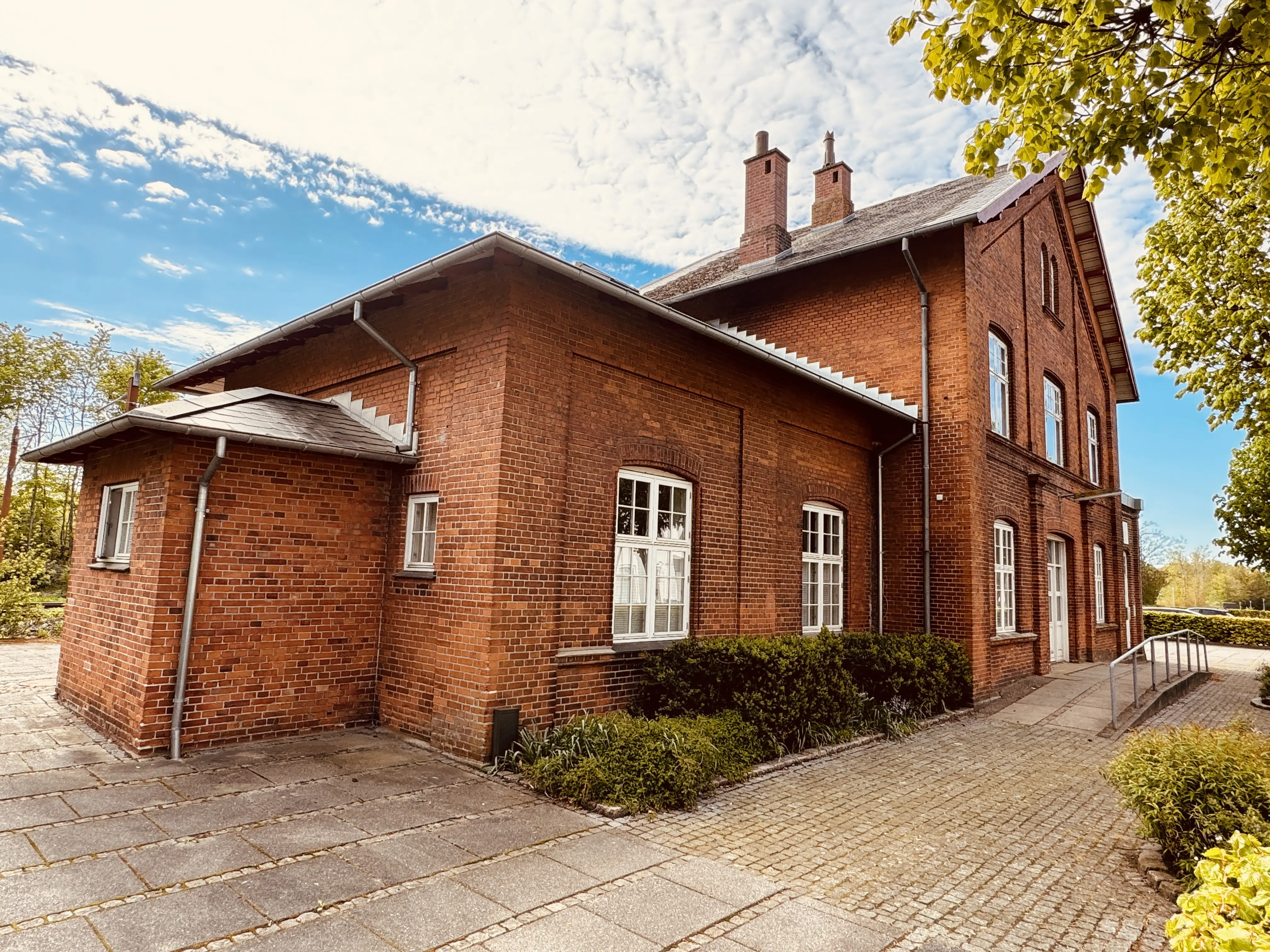Billede af Løsning Station - i 1902 blev den oprindelige stationsbygning delvist nedrevet, ved at man fjernede overetagen og genbrugte det meste af underbygningen. I den sydvestlige ende af bygningen blev den gamle dobbeltmur revet helt ned og facaden flyttet ca. 1½ meter længere ud mod vejen. Da den "nye" Løsning Station stod færdig var det nu i 2½ etager, hvilket gav stationen lidt spøjse proportioner da den næsten var højere end den var lang..