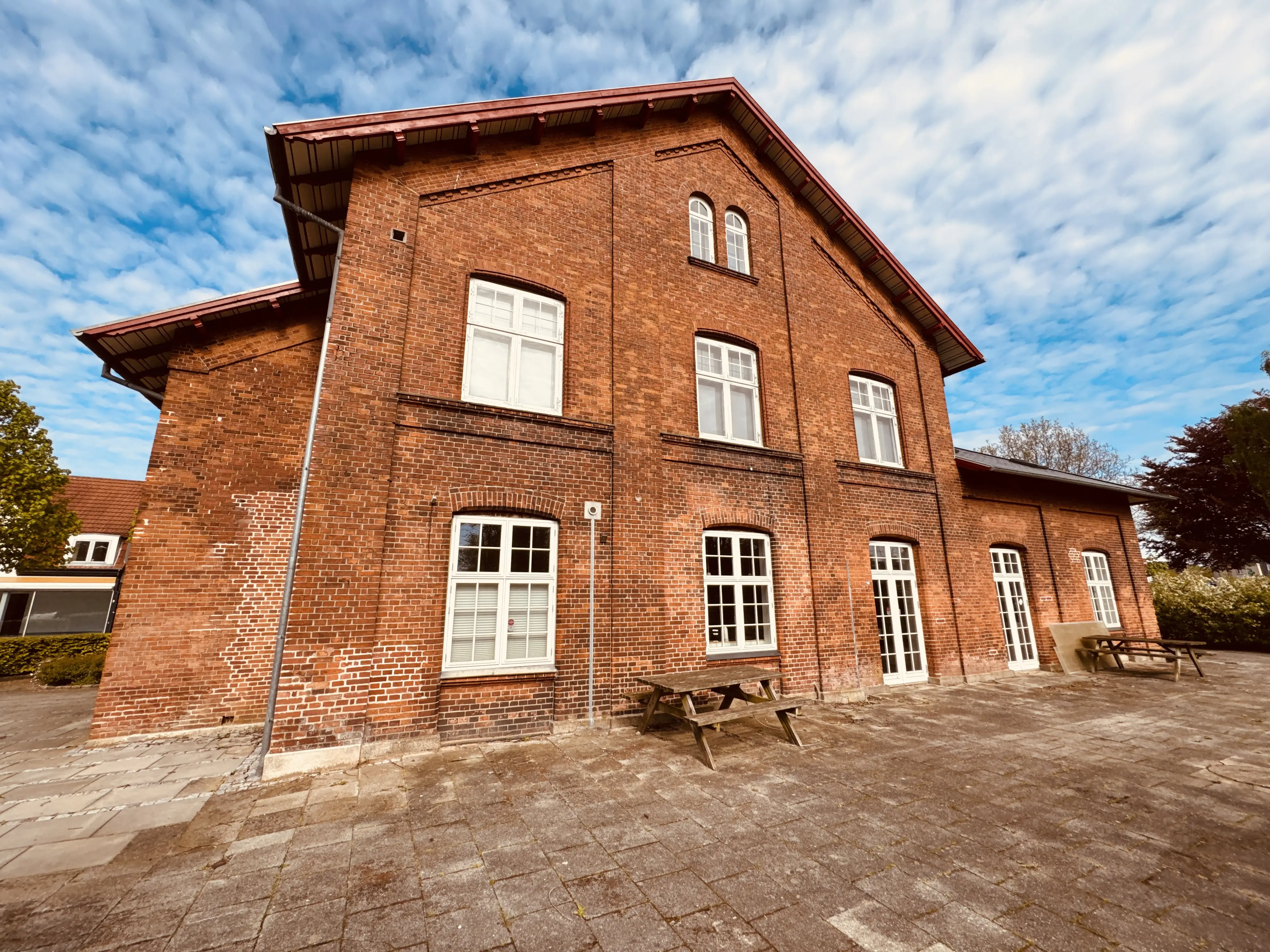 Billede af Løsning Station - i 1902 blev den oprindelige stationsbygning delvist nedrevet, ved at man fjernede overetagen og genbrugte det meste af underbygningen. I den sydvestlige ende af bygningen blev den gamle dobbeltmur revet helt ned og facaden flyttet ca. 1½ meter længere ud mod vejen. Da den "nye" Løsning Station stod færdig var det nu i 2½ etager, hvilket gav stationen lidt spøjse proportioner da den næsten var højere end den var lang..