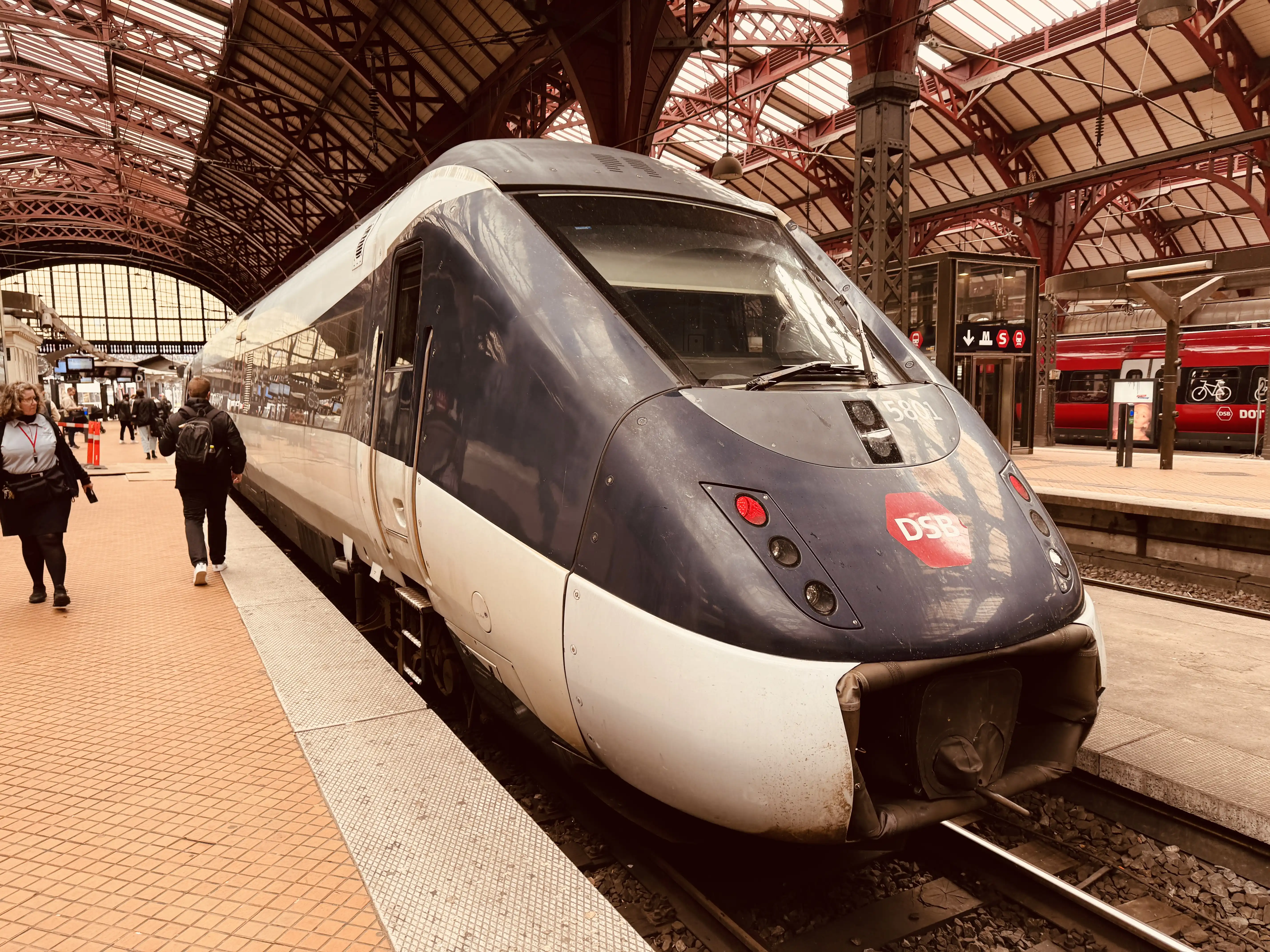 Billede af DSB MG 5601 fotograferet ud for København Hovedbanegård.