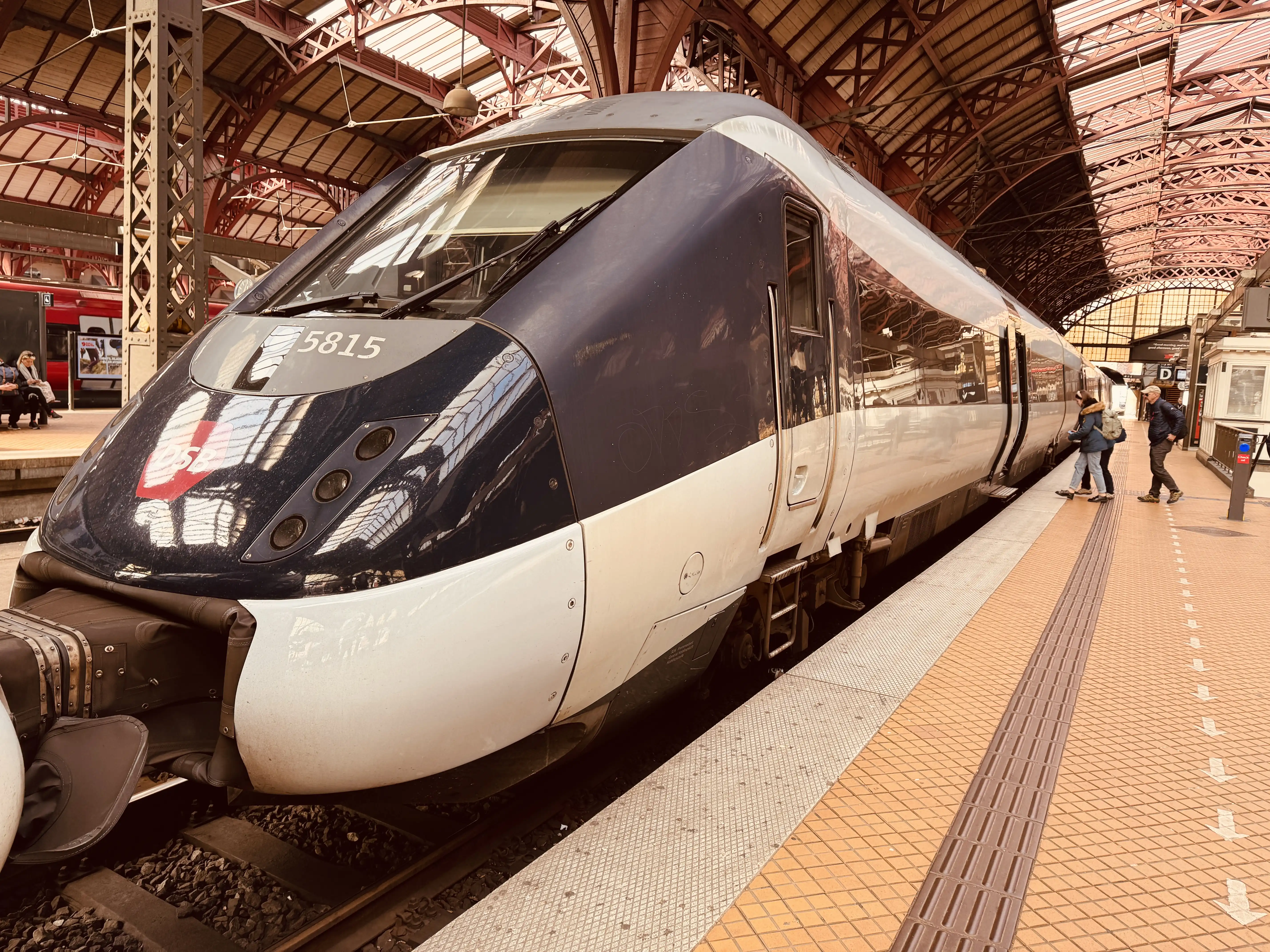 Billede af DSB MG 5615 fotograferet ud for København Hovedbanegård. Billede af DSB MG 5615 fotograferet ud for København Hovedbanegård.