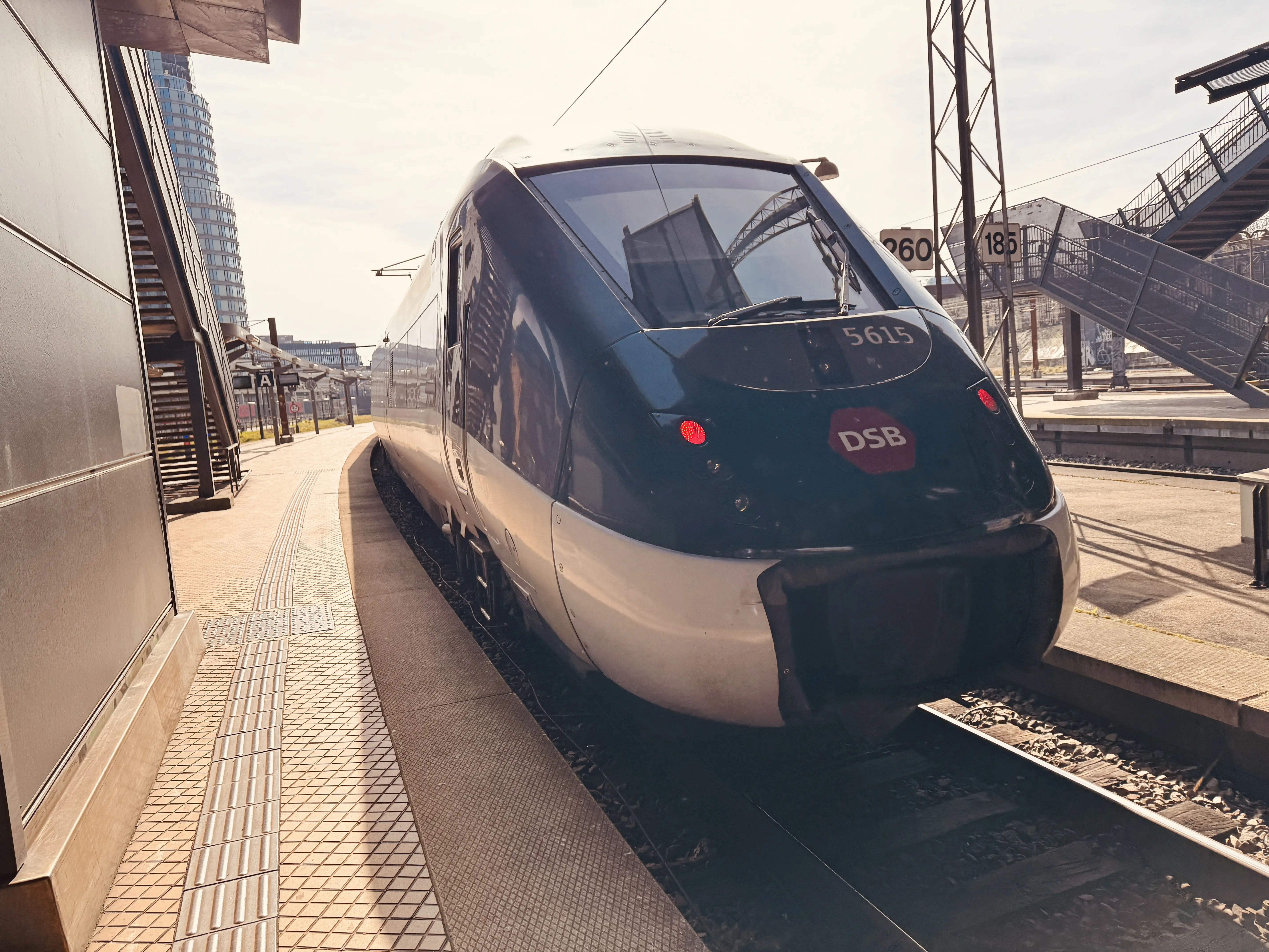 Billede af DSB MG 5615 fotograferet ud for København Hovedbanegård. Billede af DSB MG 5615 fotograferet ud for København Hovedbanegård.