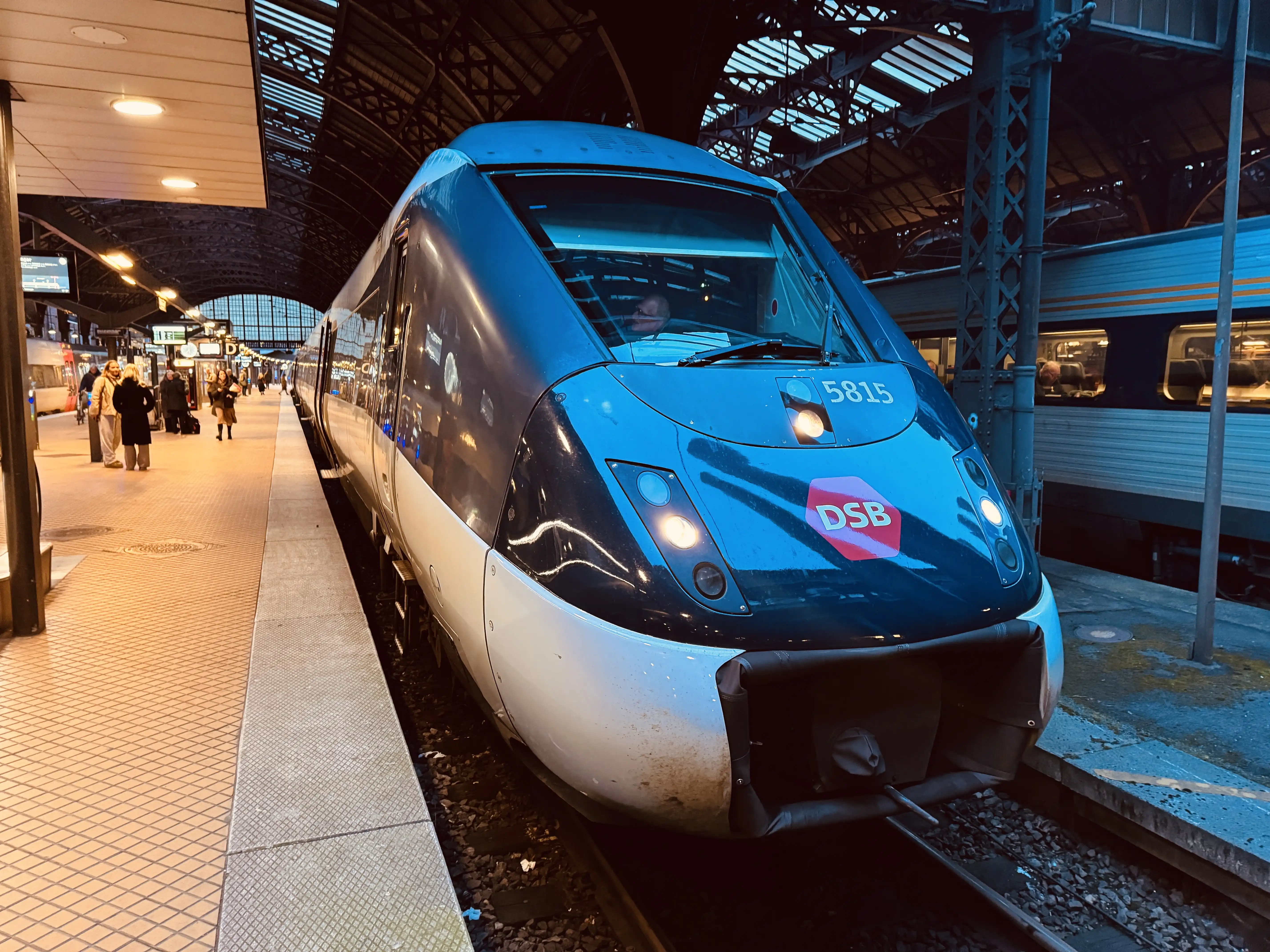 Billede af DSB MG 5615 fotograferet ud for København Hovedbanegård. Billede af DSB MG 5615 fotograferet ud for København Hovedbanegård.