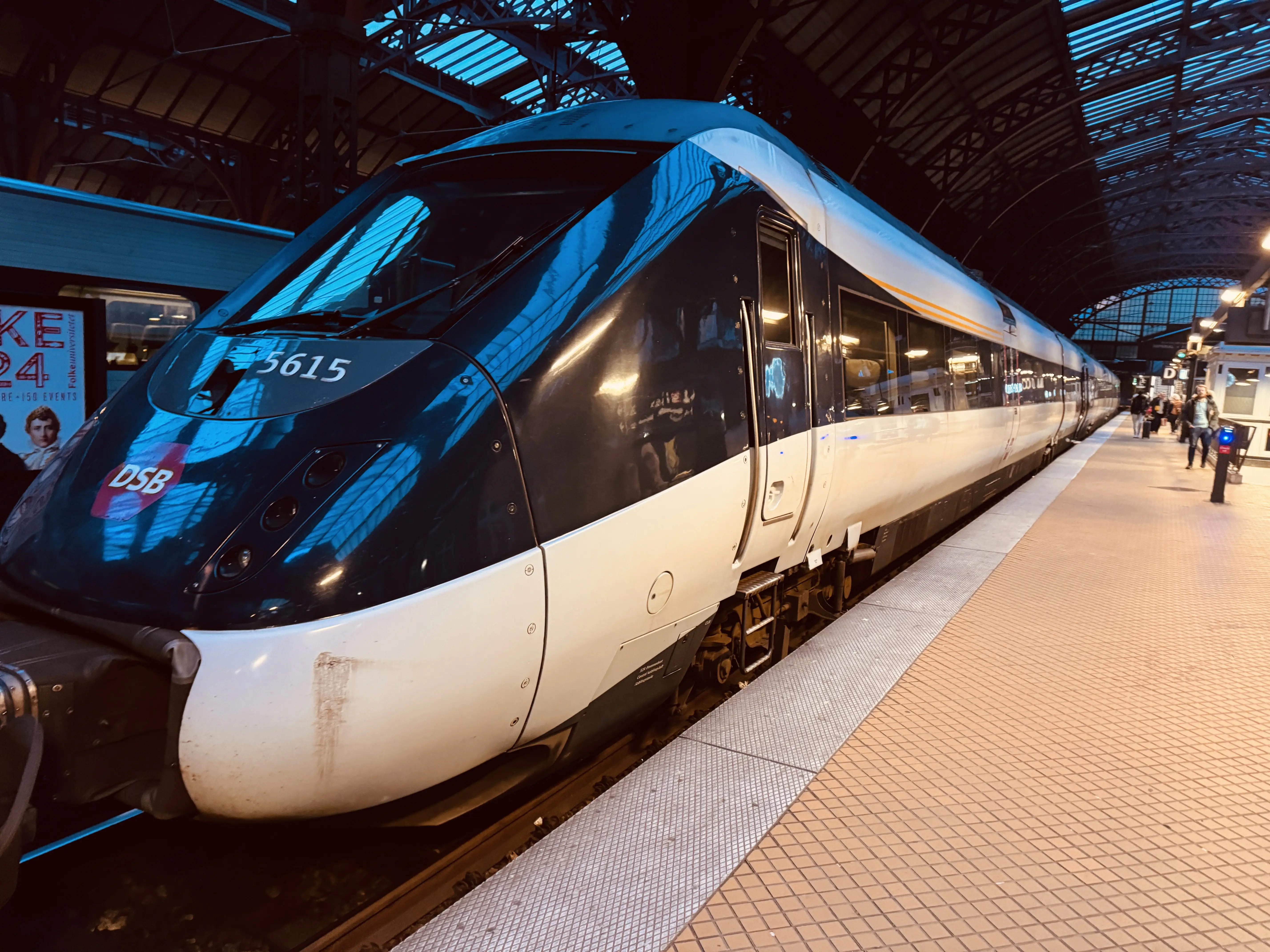 Billede af DSB MG 5615 fotograferet ud for København Hovedbanegård. Billede af DSB MG 5615 fotograferet ud for København Hovedbanegård.