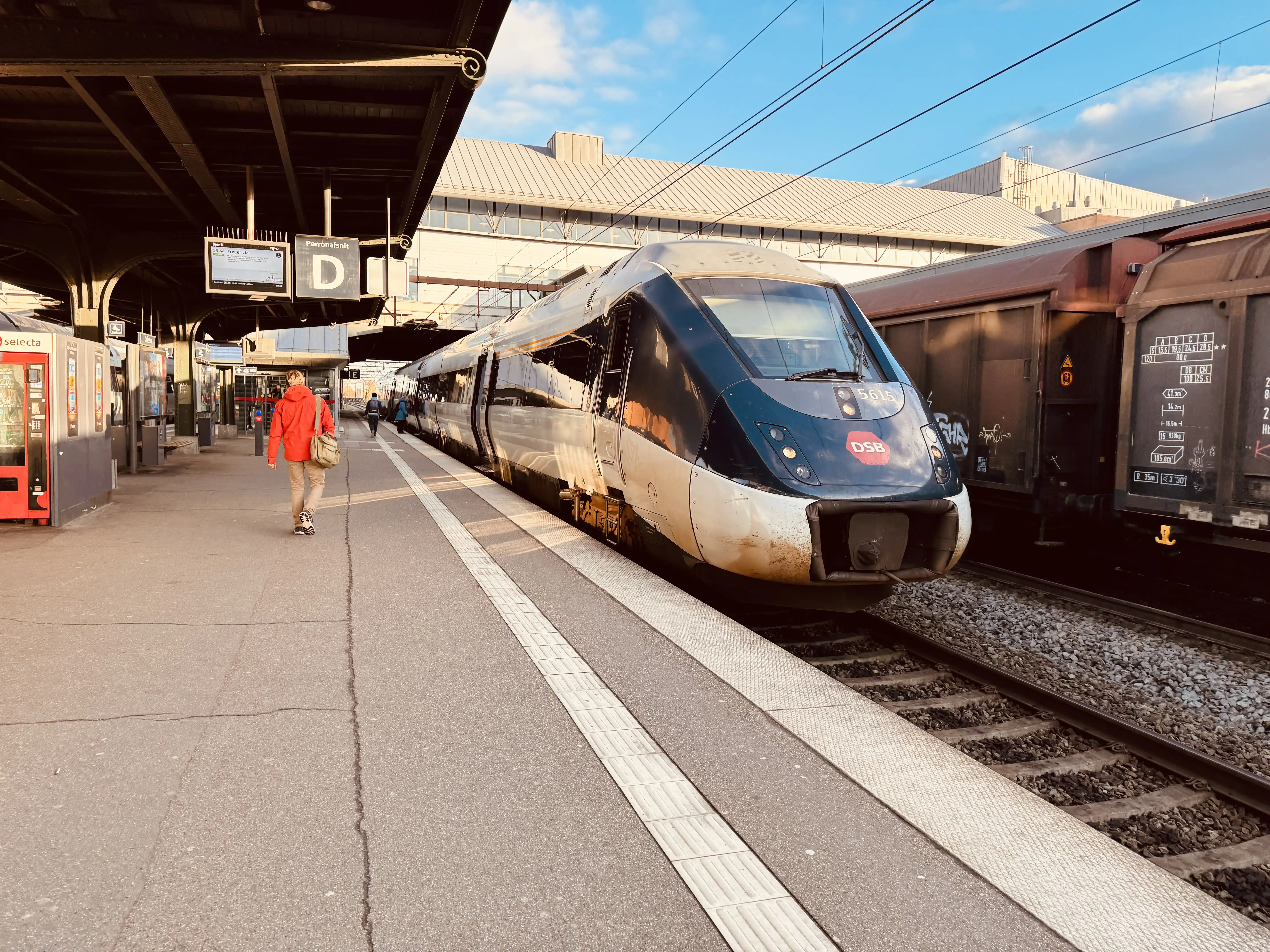 Billede af DSB MG 5615 fotograferet ud for Odense Banegård Center. Billede af DSB MG 5615 fotograferet ud for Odense Banegård Center.
