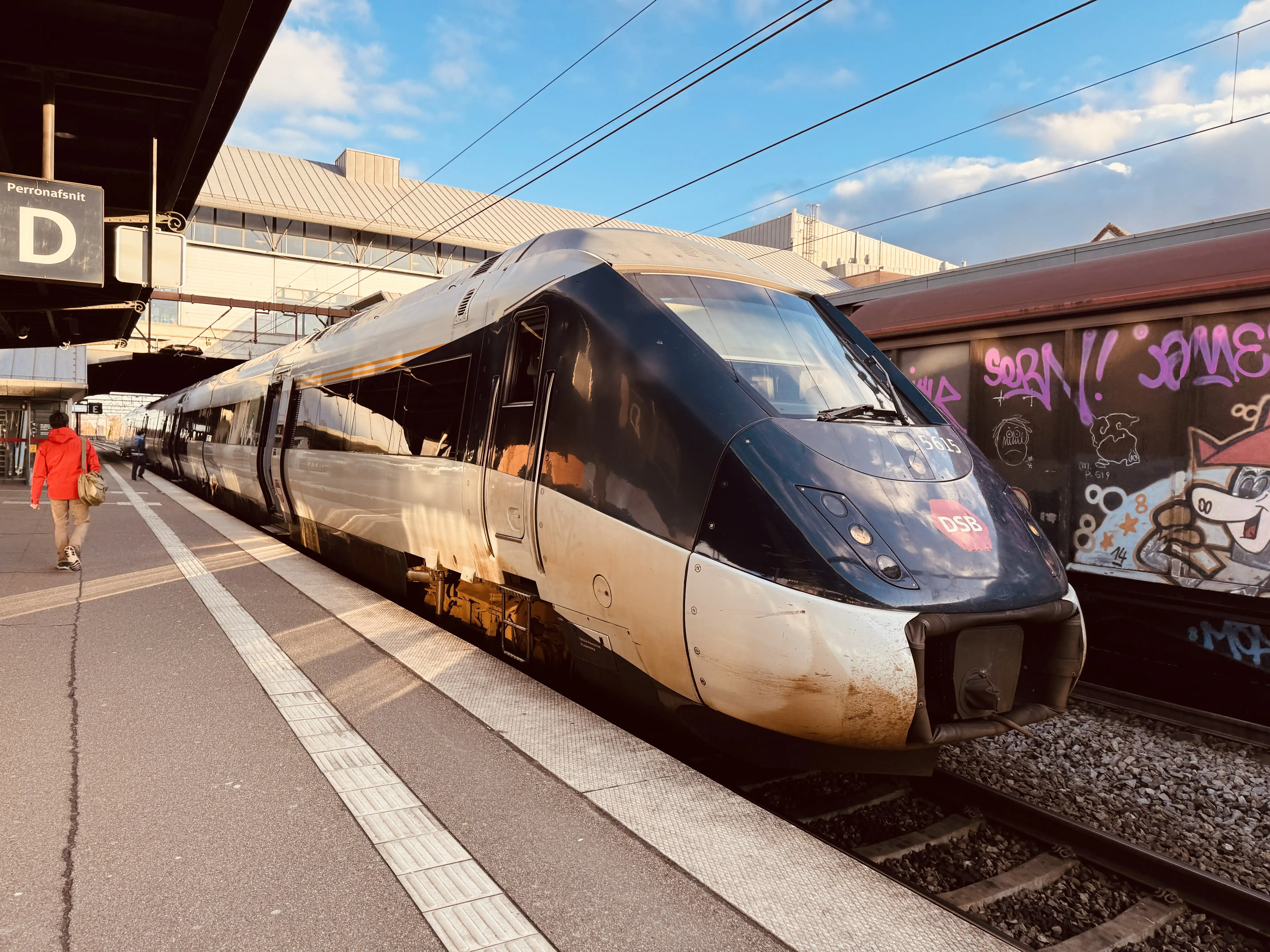 Billede af DSB MG 5615 fotograferet ud for Odense Banegård Center. Billede af DSB MG 5615 fotograferet ud for Odense Banegård Center.