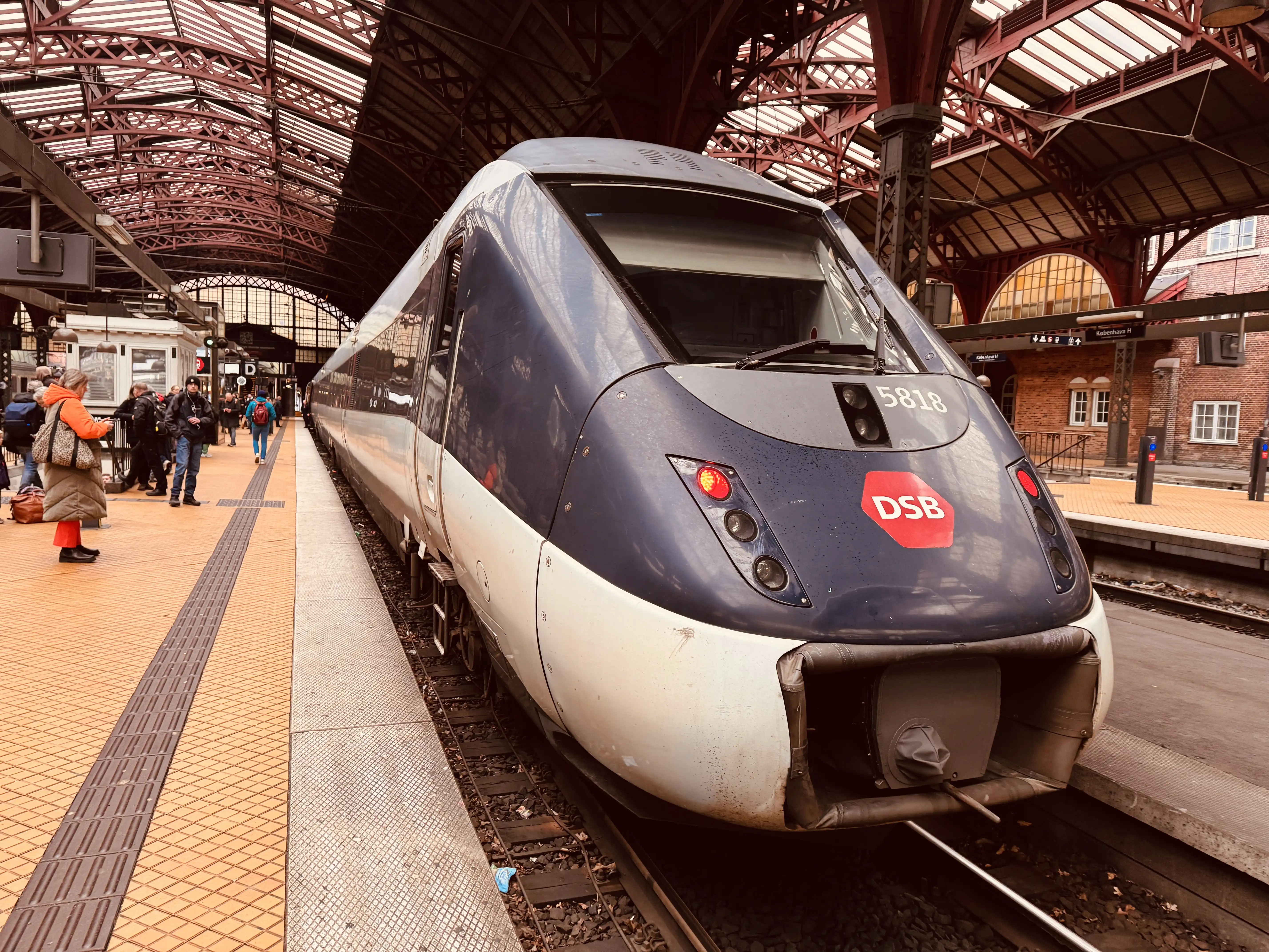 Billede af DSB MG 5618 fotograferet ud for København Hovedbanegård.
