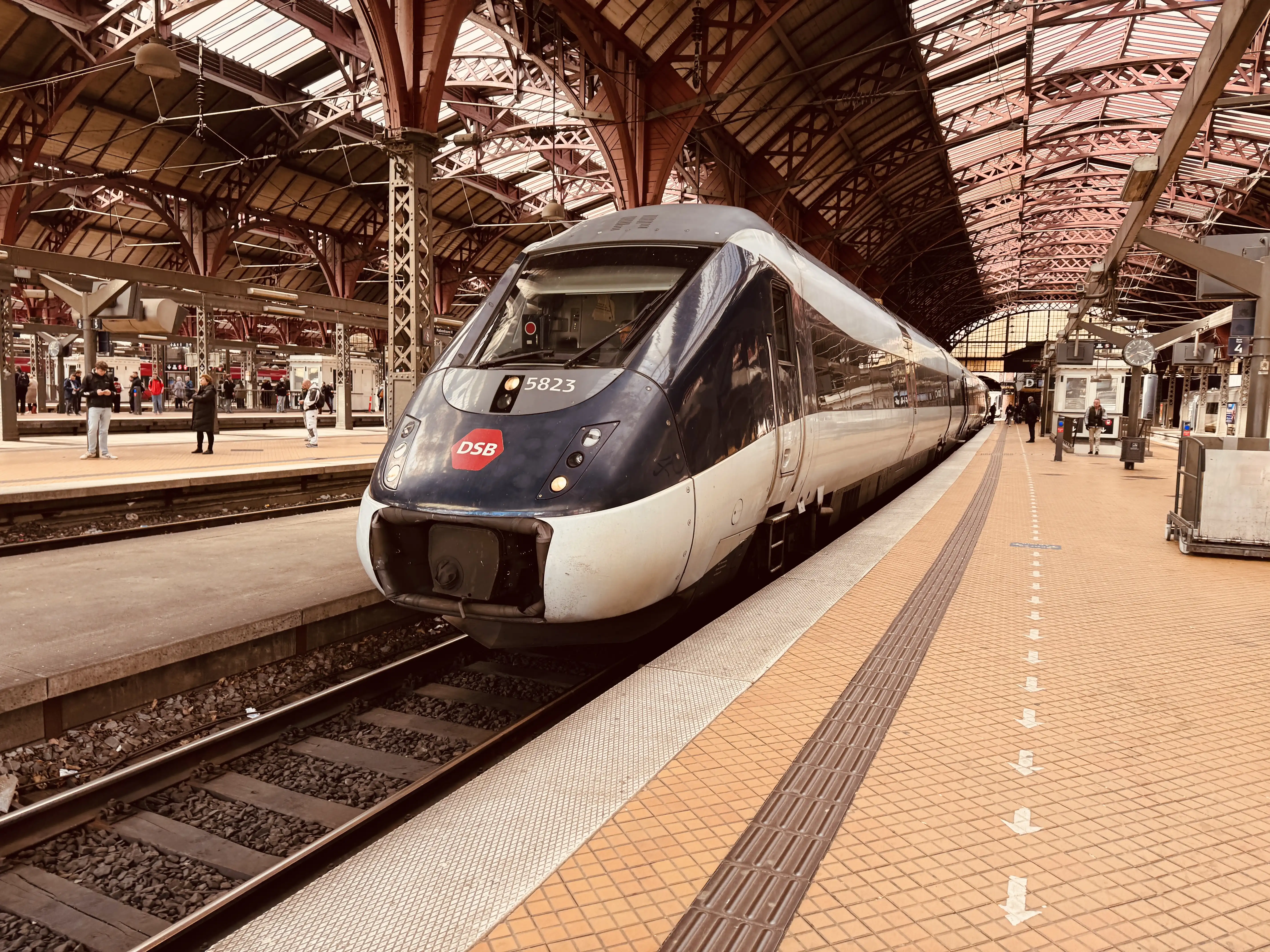 Billede af DSB MG 5623 fotograferet ud for København Hovedbanegård. Billede af DSB MG 5623 fotograferet ud for København Hovedbanegård.