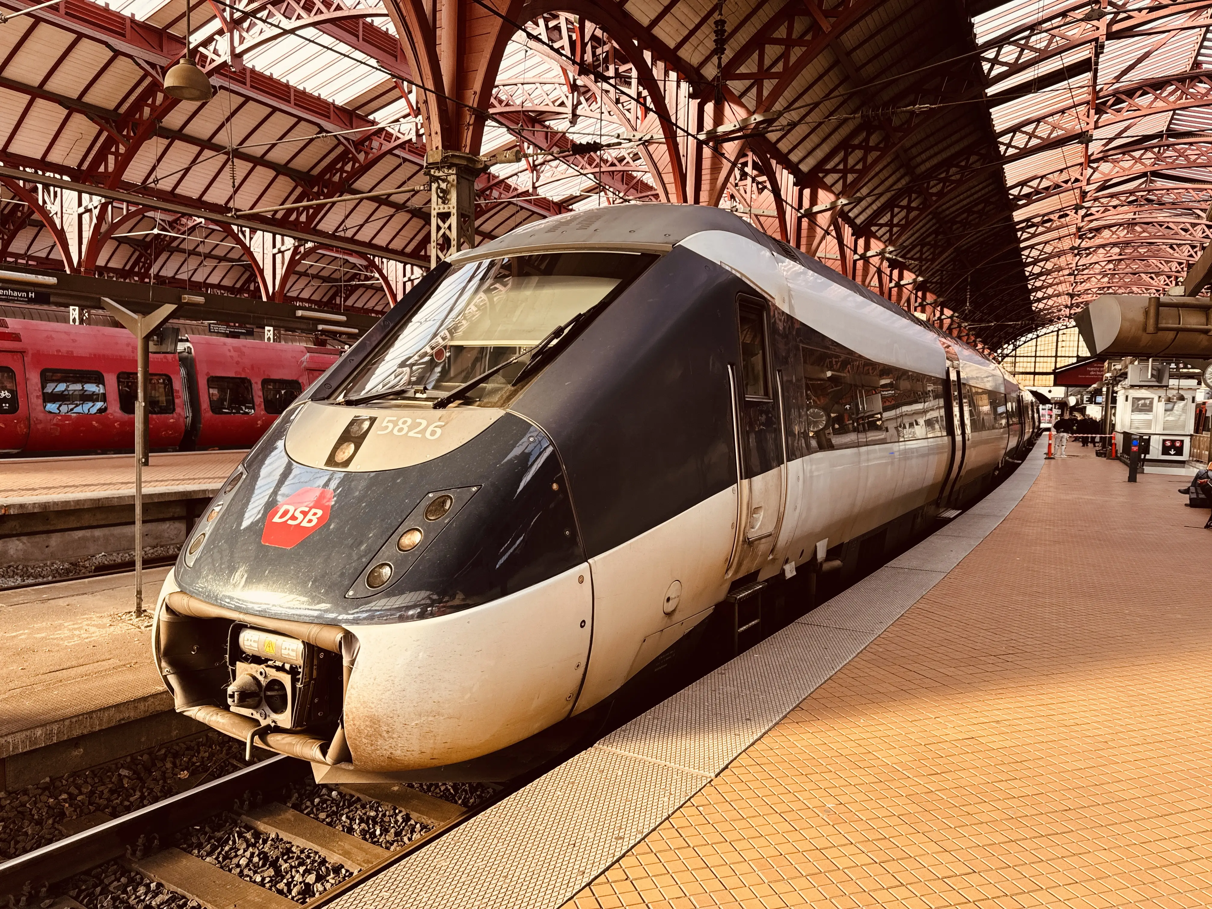 Billede af DSB MG 5626 fotograferet ud for København Hovedbanegård. Billede af DSB MG 5626 fotograferet ud for København Hovedbanegård.