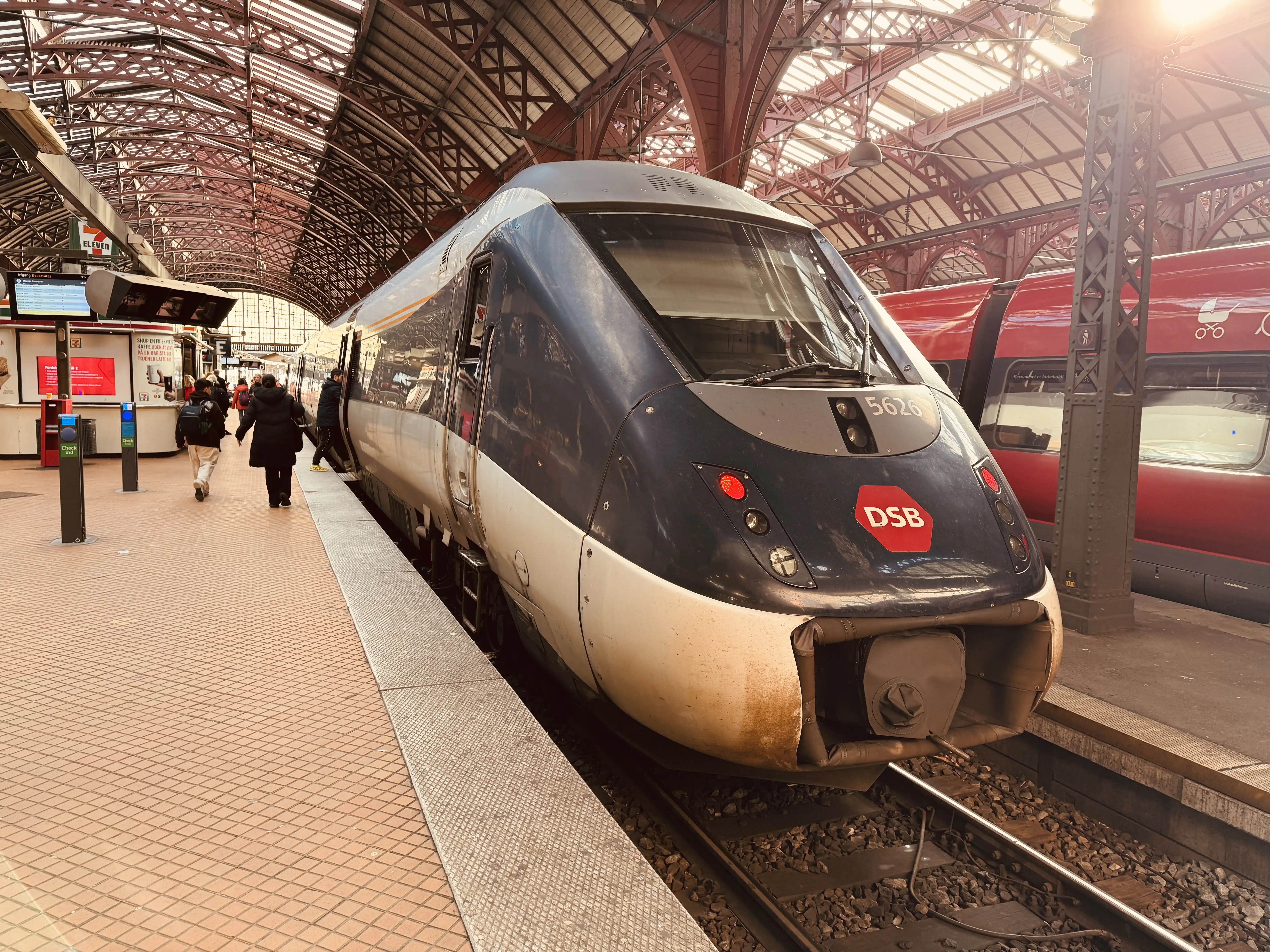 Billede af DSB MG 5626 fotograferet ud for København Hovedbanegård. Billede af DSB MG 5626 fotograferet ud for København Hovedbanegård.