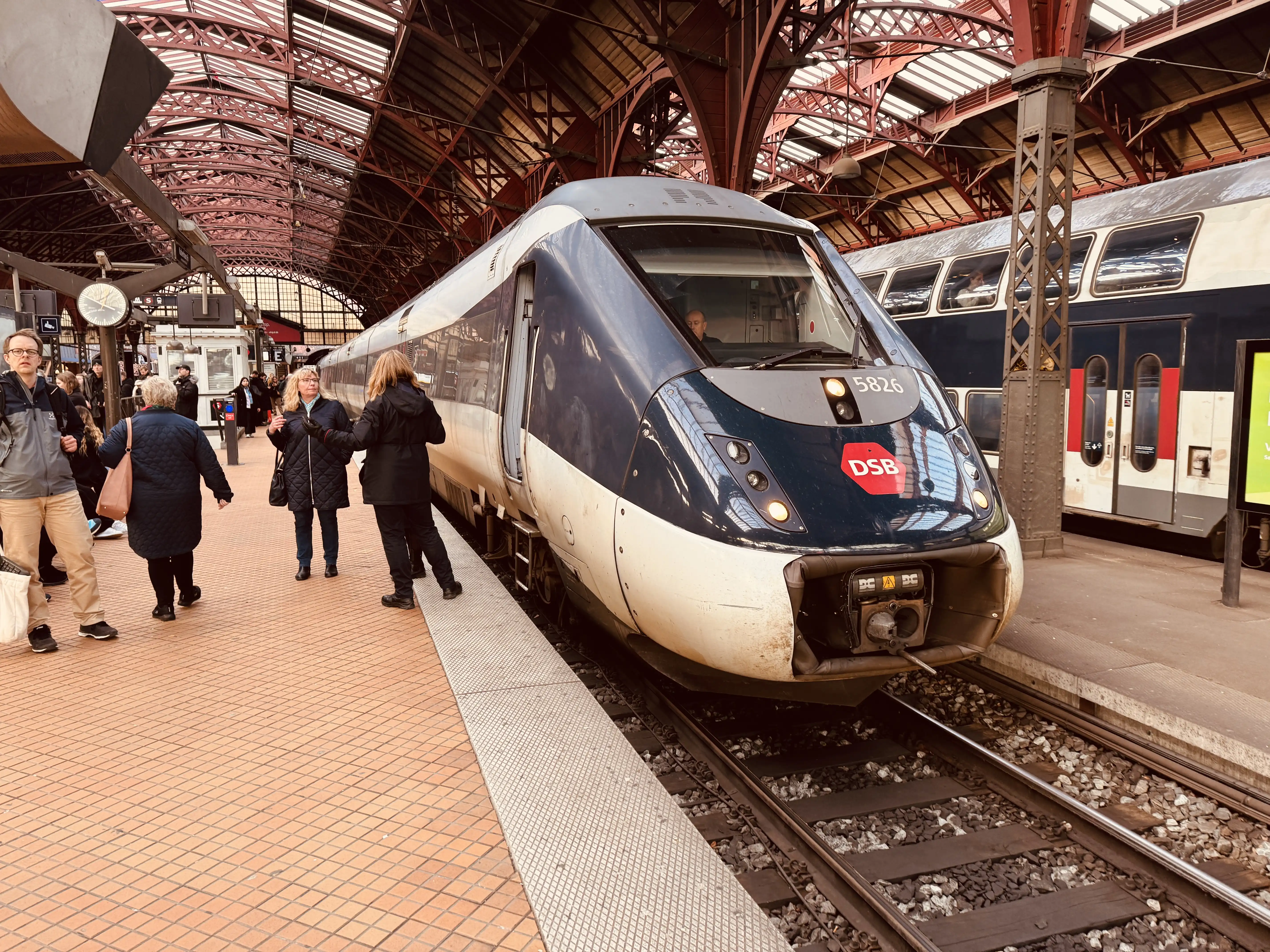 Billede af DSB MG 5626 fotograferet ud for København Hovedbanegård. Billede af DSB MG 5626 fotograferet ud for København Hovedbanegård.