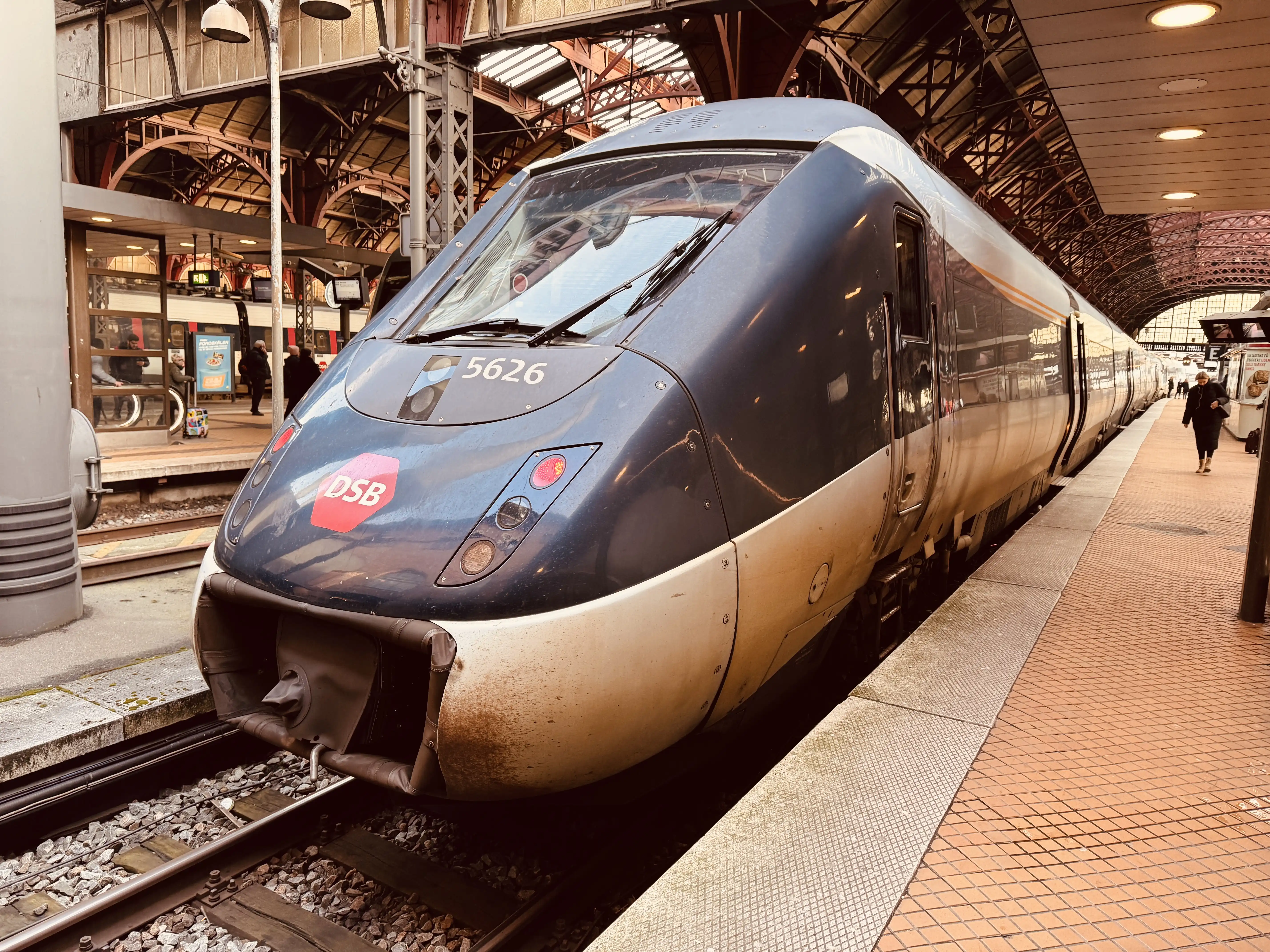 Billede af DSB MG 5626 fotograferet ud for København Hovedbanegård. Billede af DSB MG 5626 fotograferet ud for København Hovedbanegård.