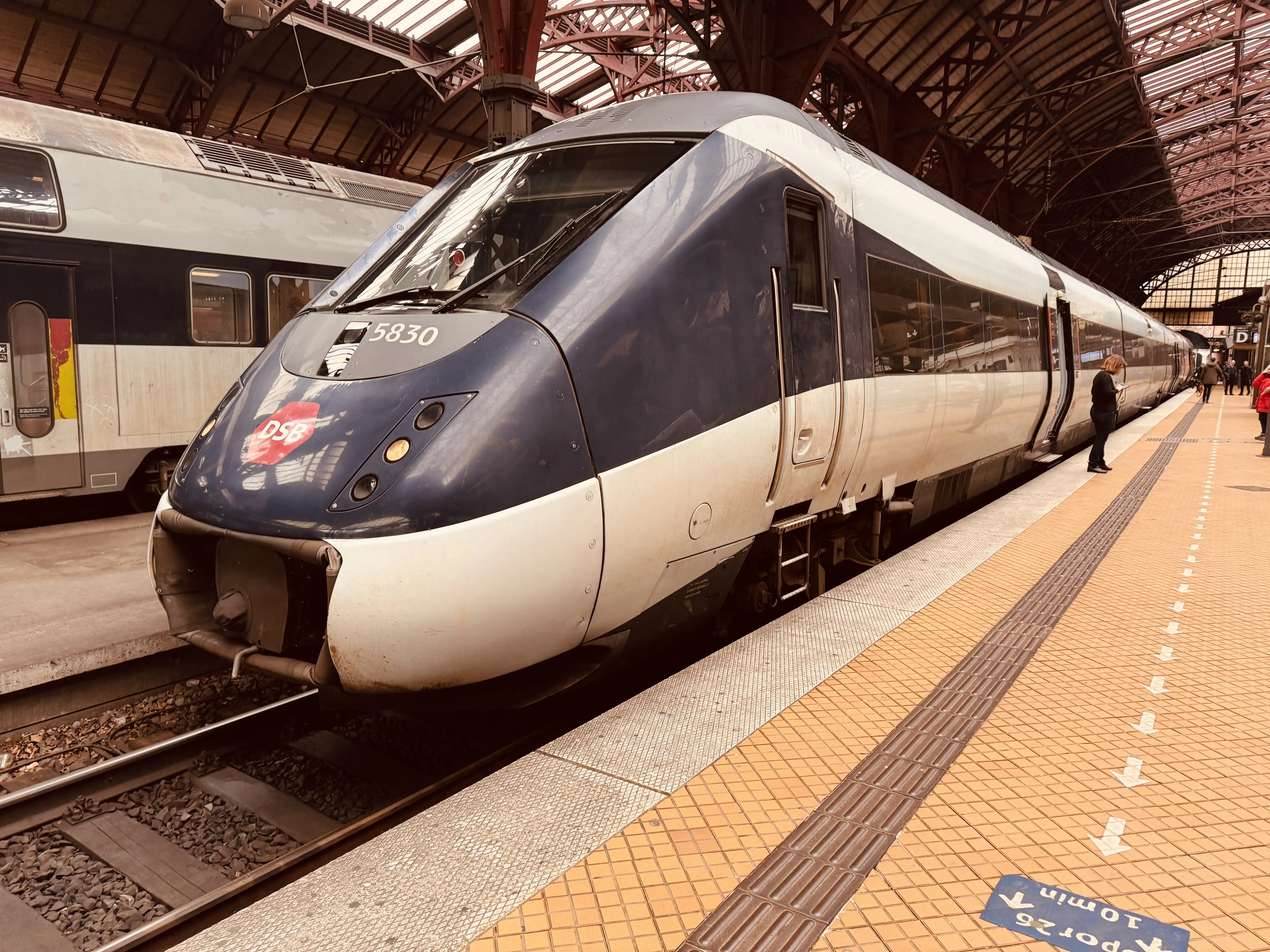 Billede af DSB MG 5630 fotograferet ud for København Hovedbanegård. Billede af DSB MG 5630 fotograferet ud for København Hovedbanegård.