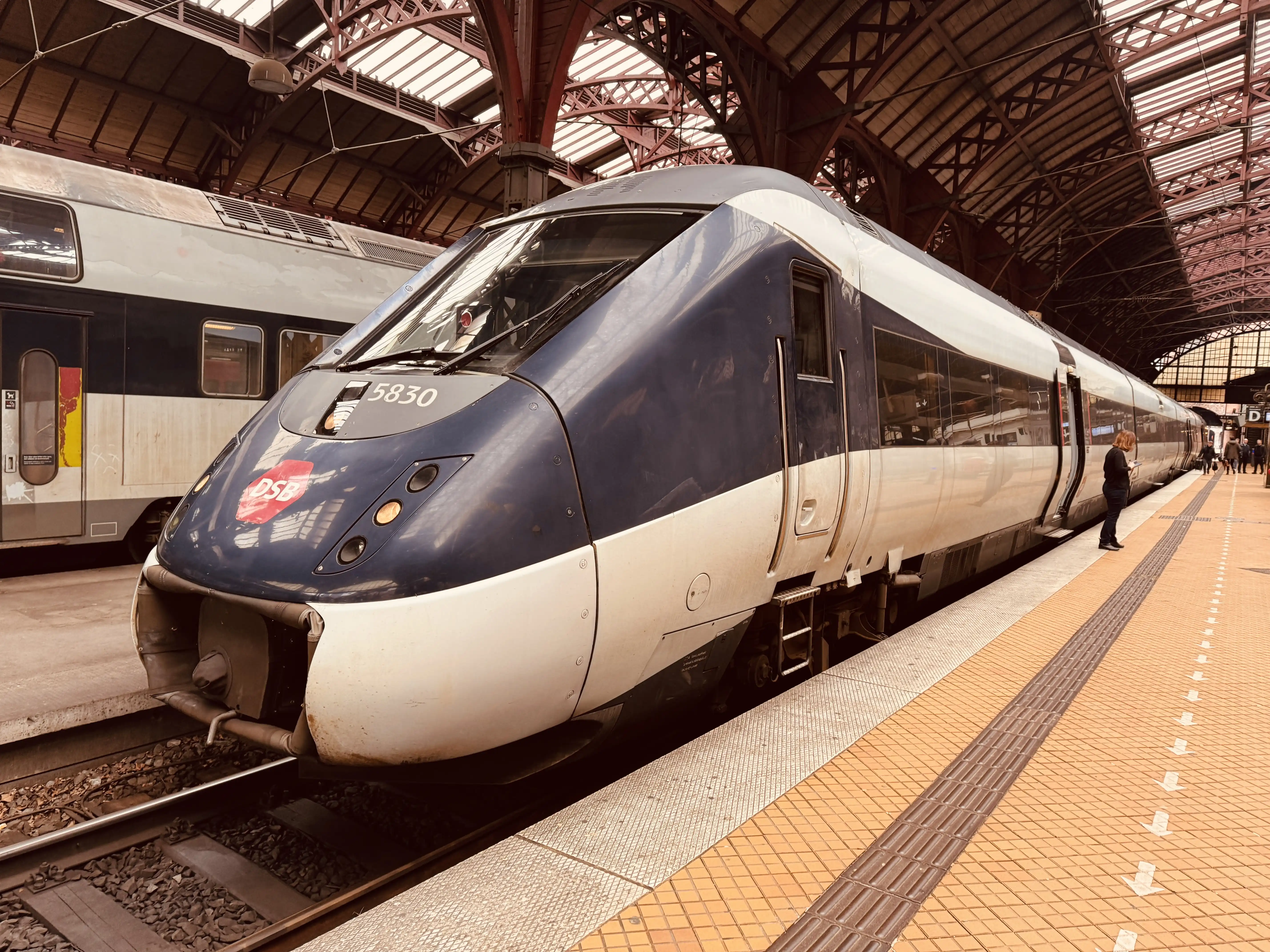 Billede af DSB MG 5630 fotograferet ud for København Hovedbanegård. Billede af DSB MG 5630 fotograferet ud for København Hovedbanegård.