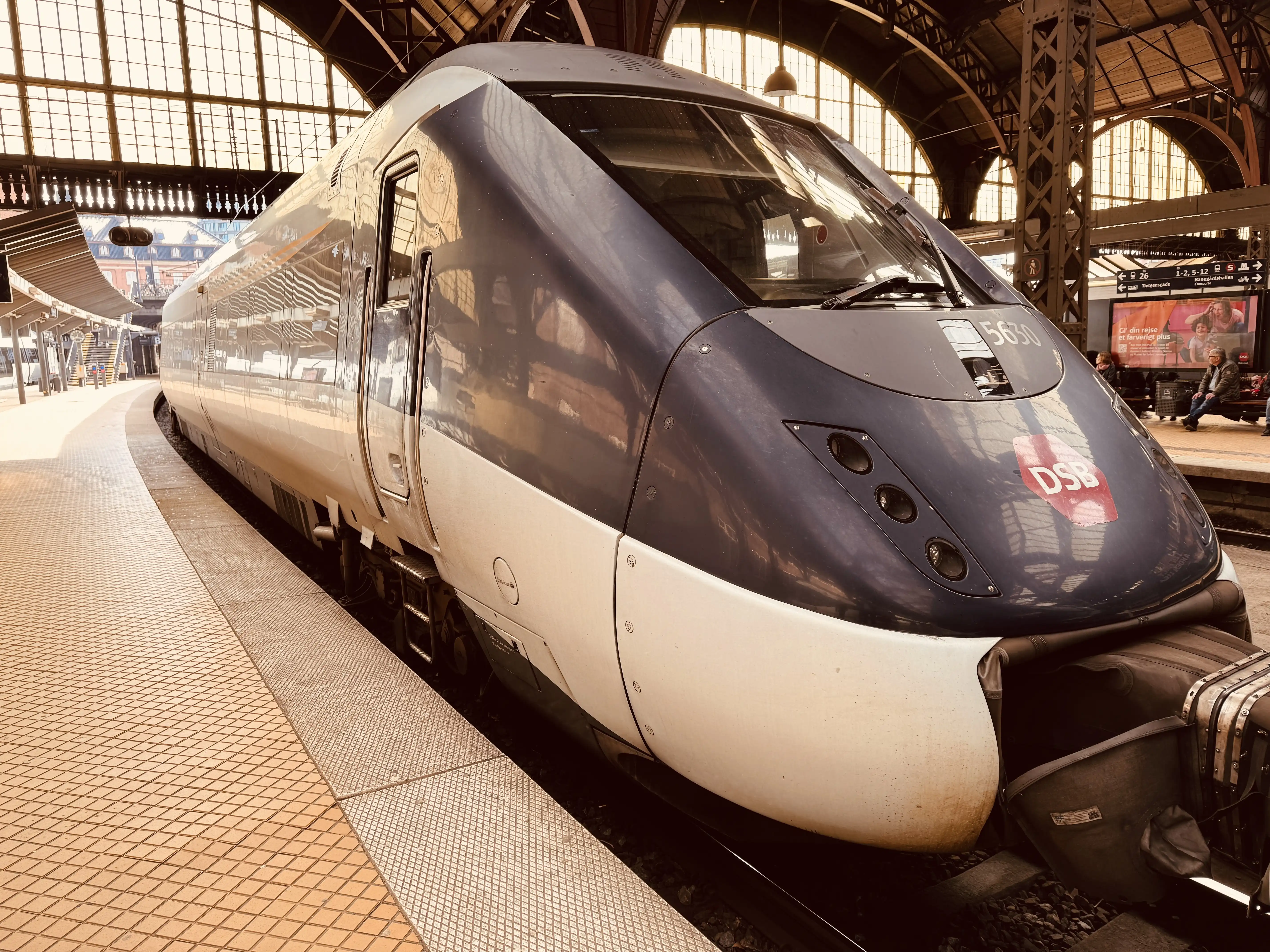 Billede af DSB MG 5630 fotograferet ud for København Hovedbanegård. Billede af DSB MG 5630 fotograferet ud for København Hovedbanegård.