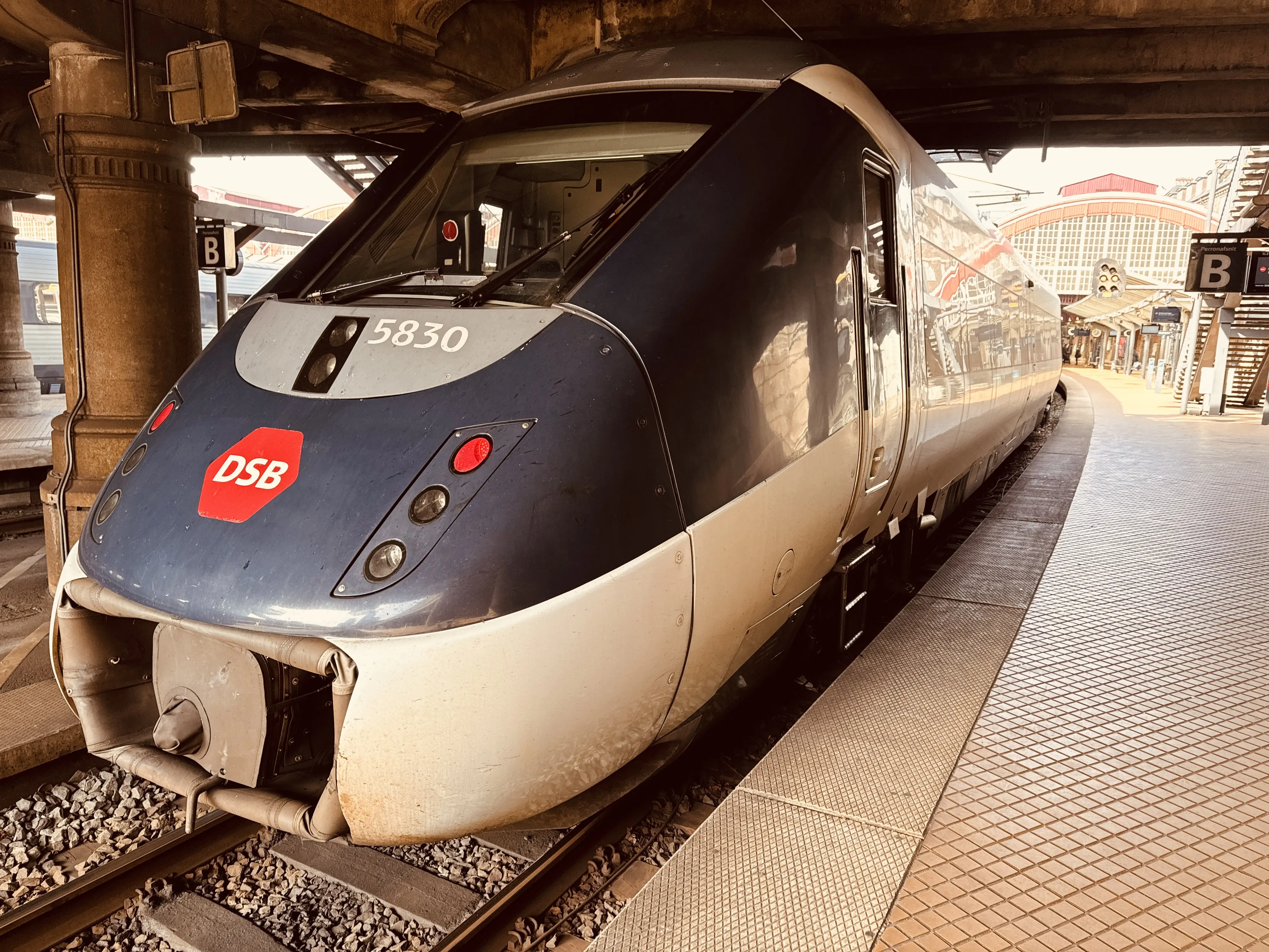 Billede af DSB MG 5630 fotograferet ud for København Hovedbanegård. Billede af DSB MG 5630 fotograferet ud for København Hovedbanegård.