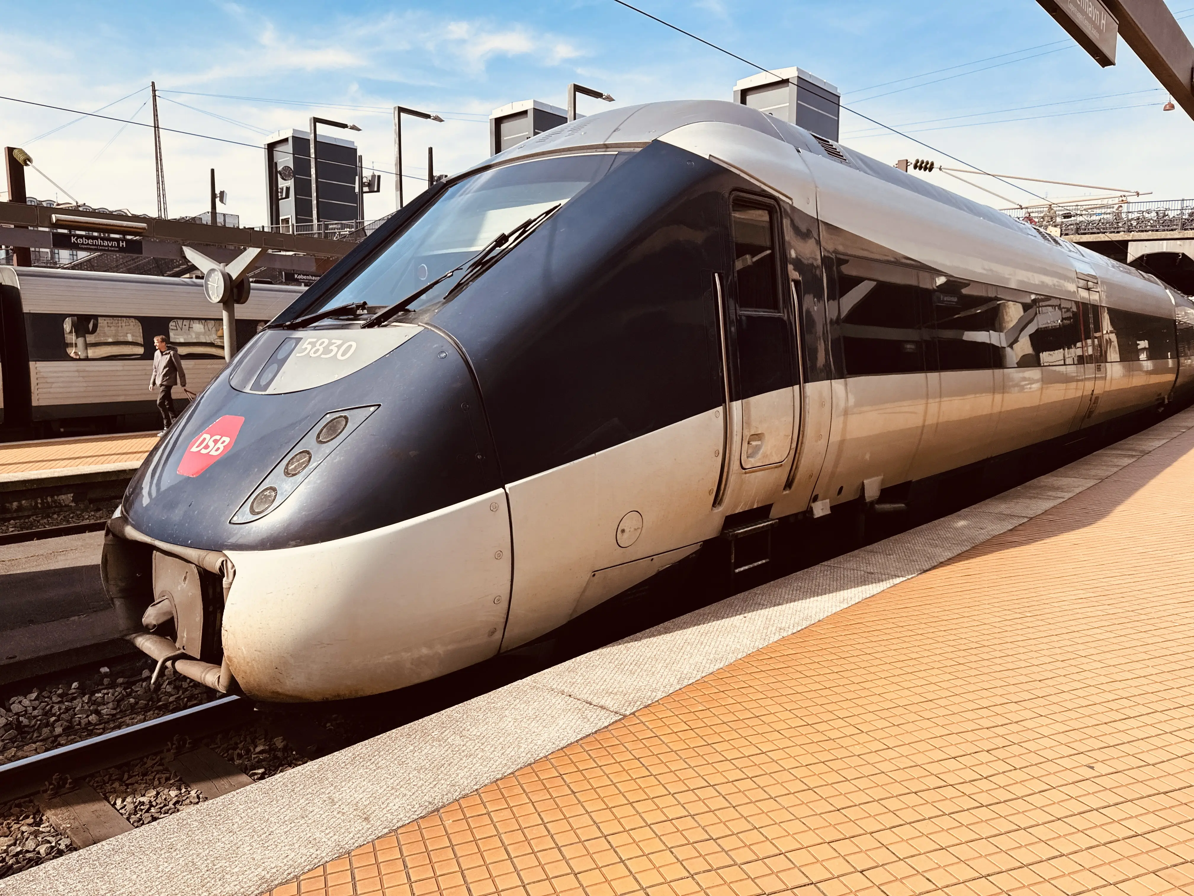 Billede af DSB MG 5630 fotograferet ud for København Hovedbanegård. Billede af DSB MG 5630 fotograferet ud for København Hovedbanegård.