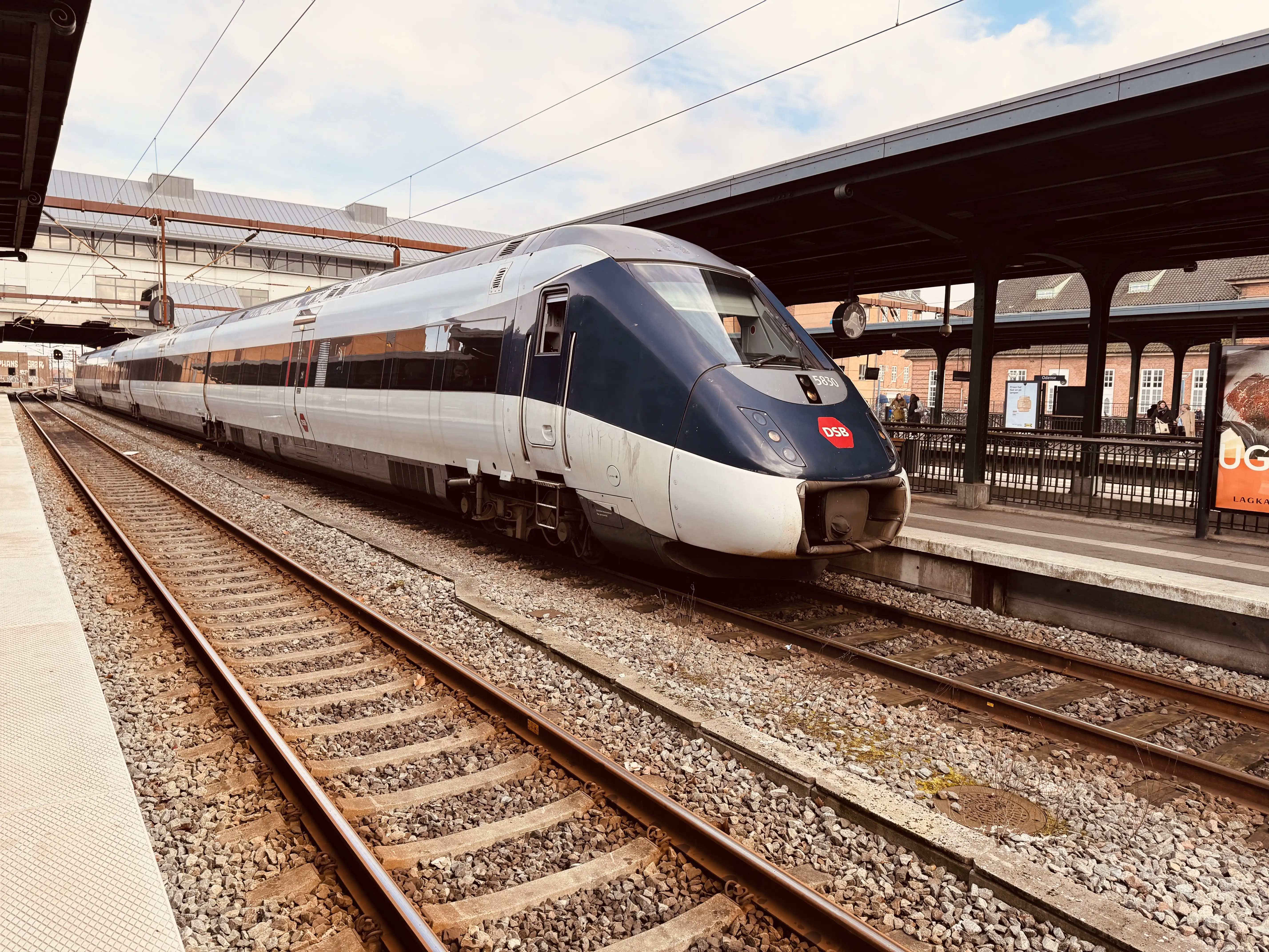Billede af DSB MG 5630 fotograferet ud for Odense Banegård Center. Billede af DSB MG 5630 fotograferet ud for Odense Banegård Center.