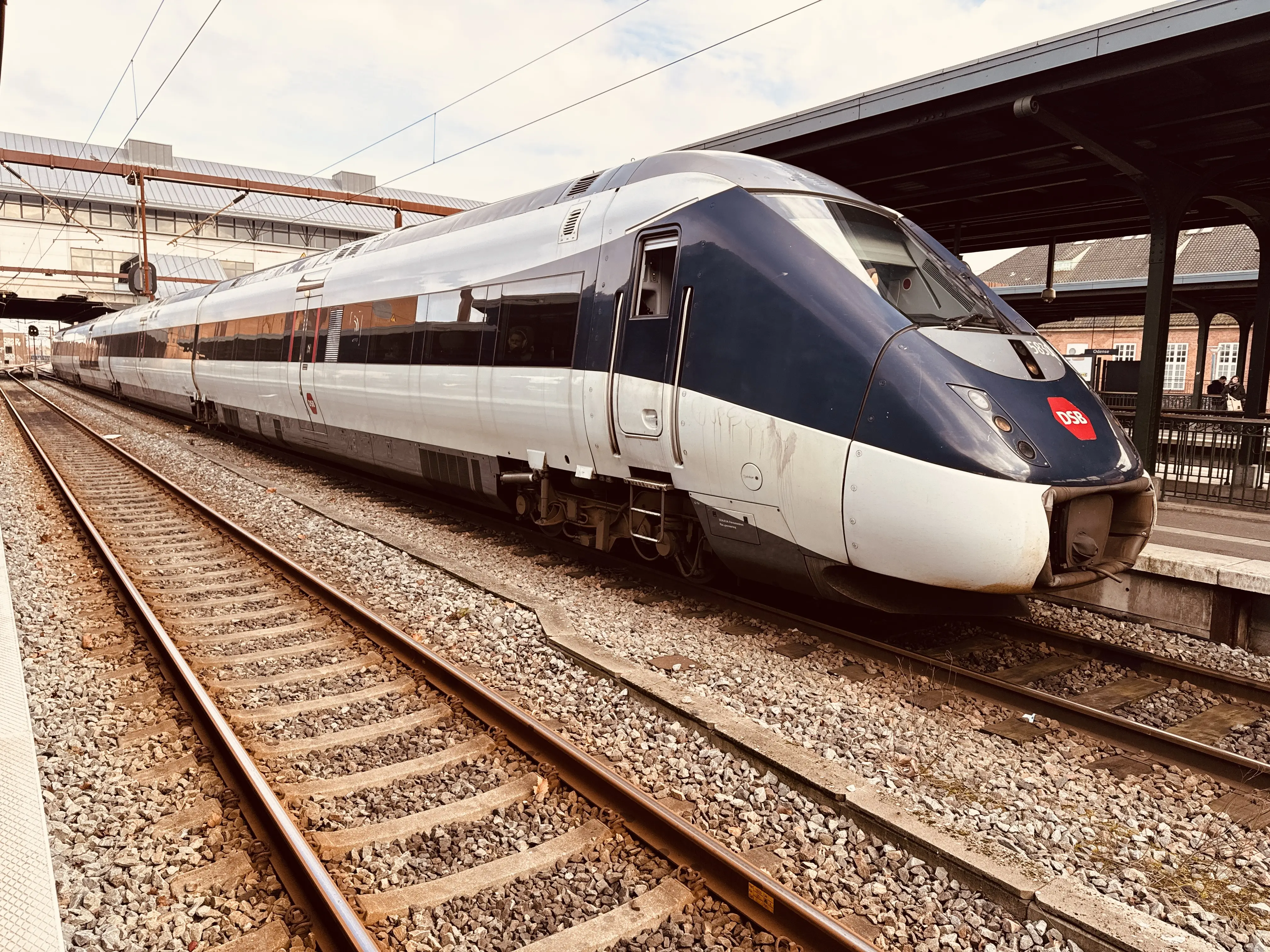 Billede af DSB MG 5630 fotograferet ud for Odense Banegård Center. Billede af DSB MG 5630 fotograferet ud for Odense Banegård Center.