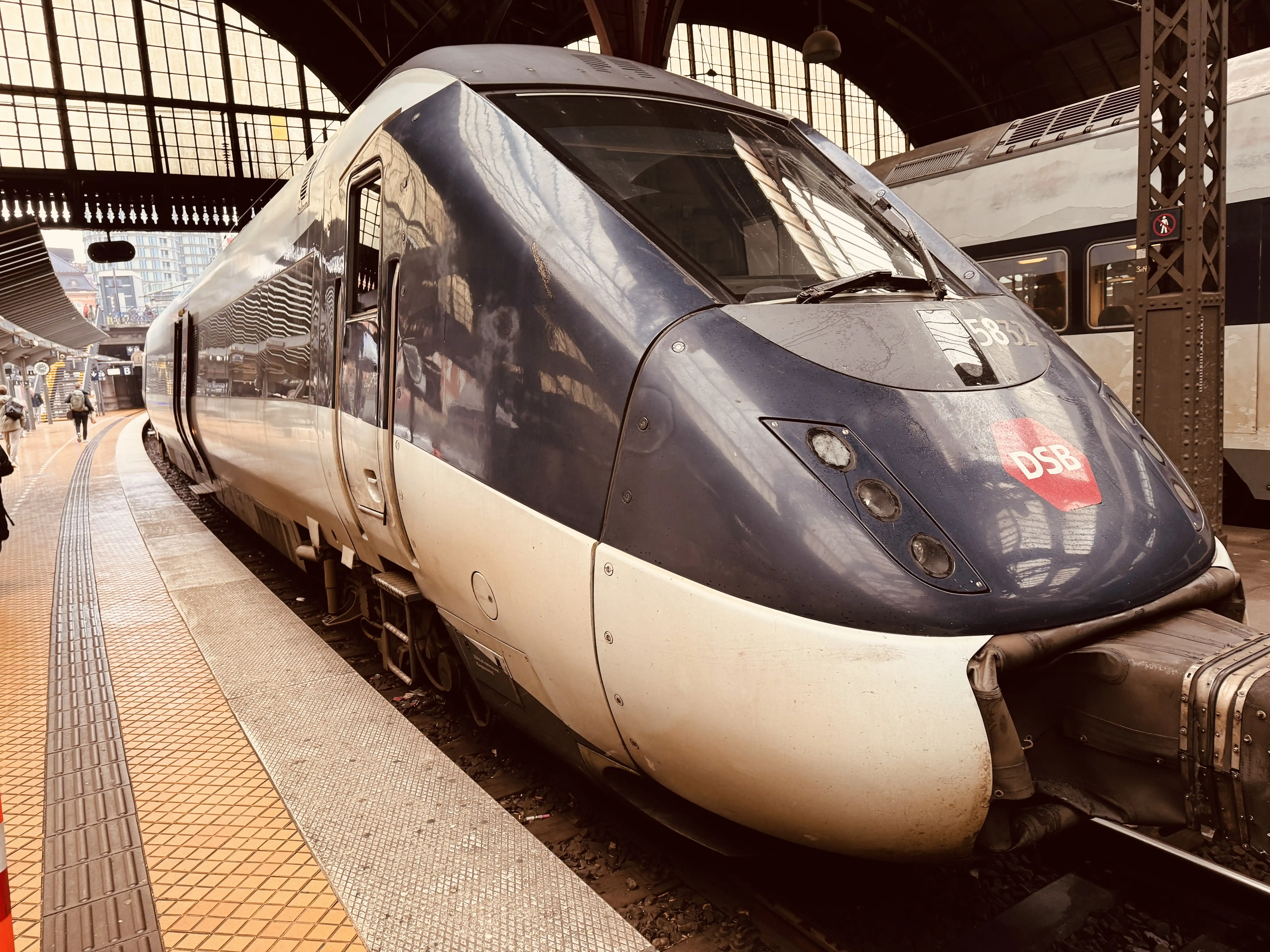 Billede af DSB MG 5632 fotograferet ud for København Hovedbanegård. Billede af DSB MG 5632 fotograferet ud for København Hovedbanegård.