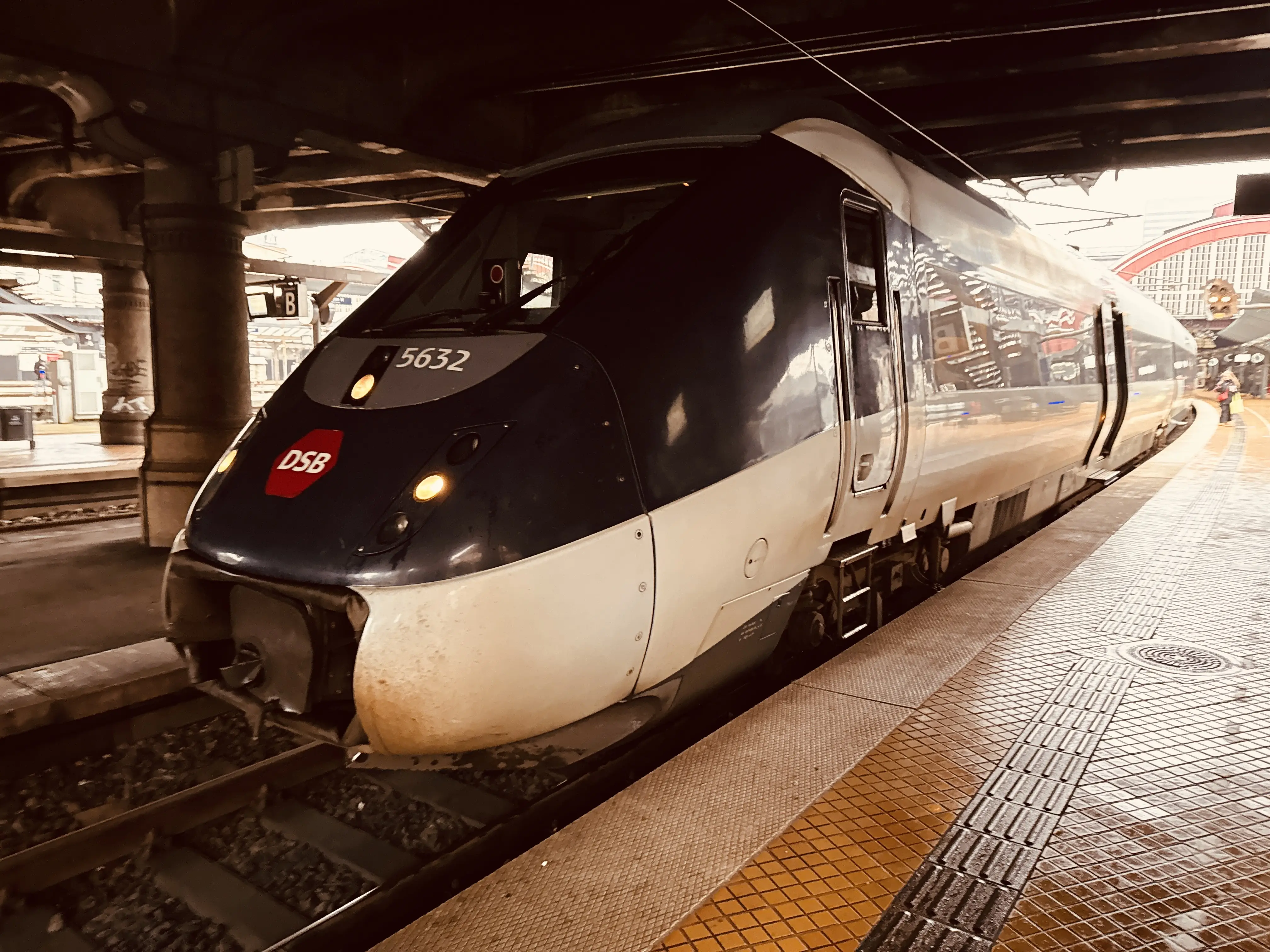 Billede af DSB MG 5632 fotograferet ud for København Hovedbanegård. Billede af DSB MG 5632 fotograferet ud for København Hovedbanegård.