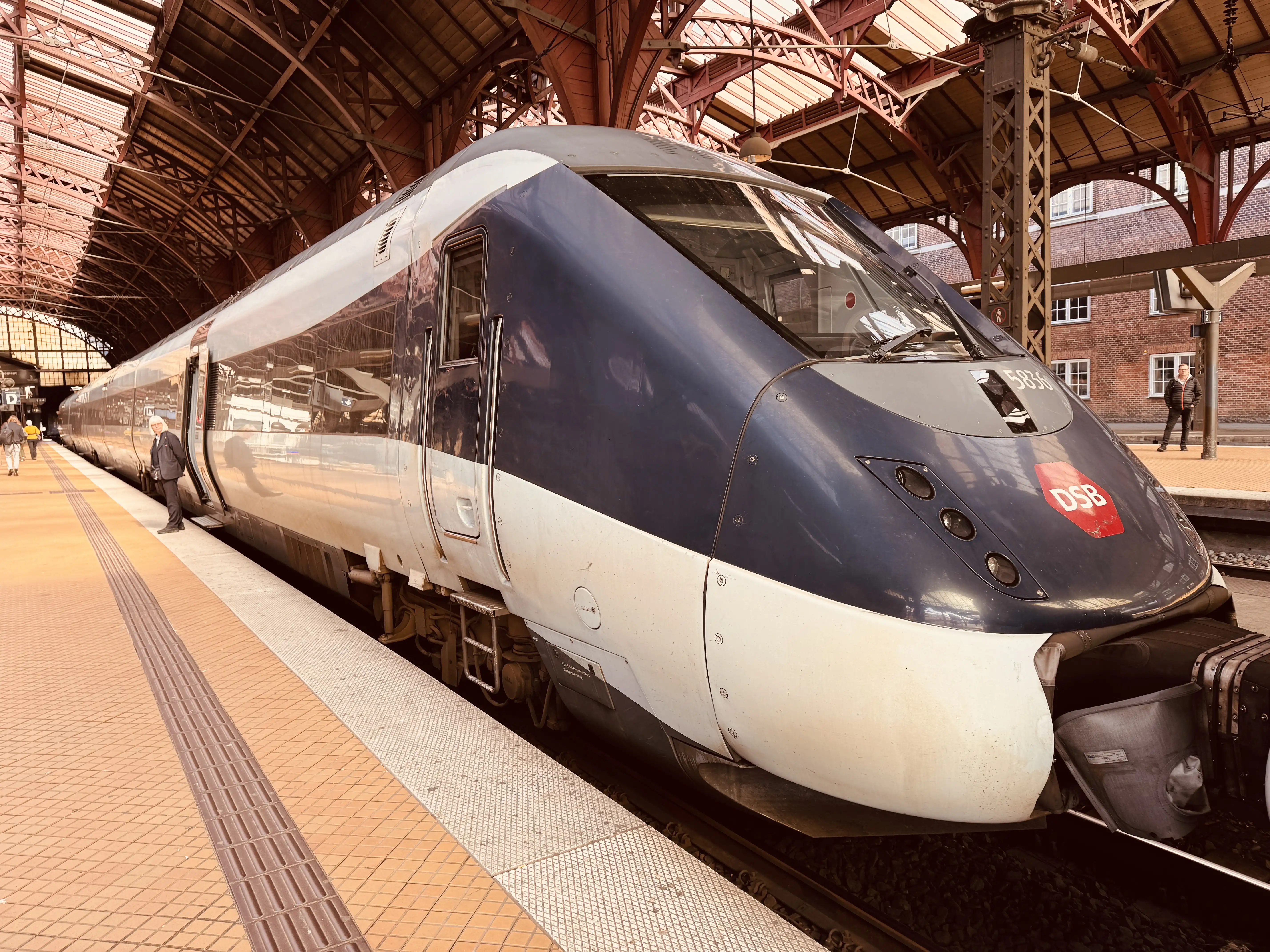 Billede af DSB MG 5636 fotograferet ud for København Hovedbanegård. Billede af DSB MG 5636 fotograferet ud for København Hovedbanegård.