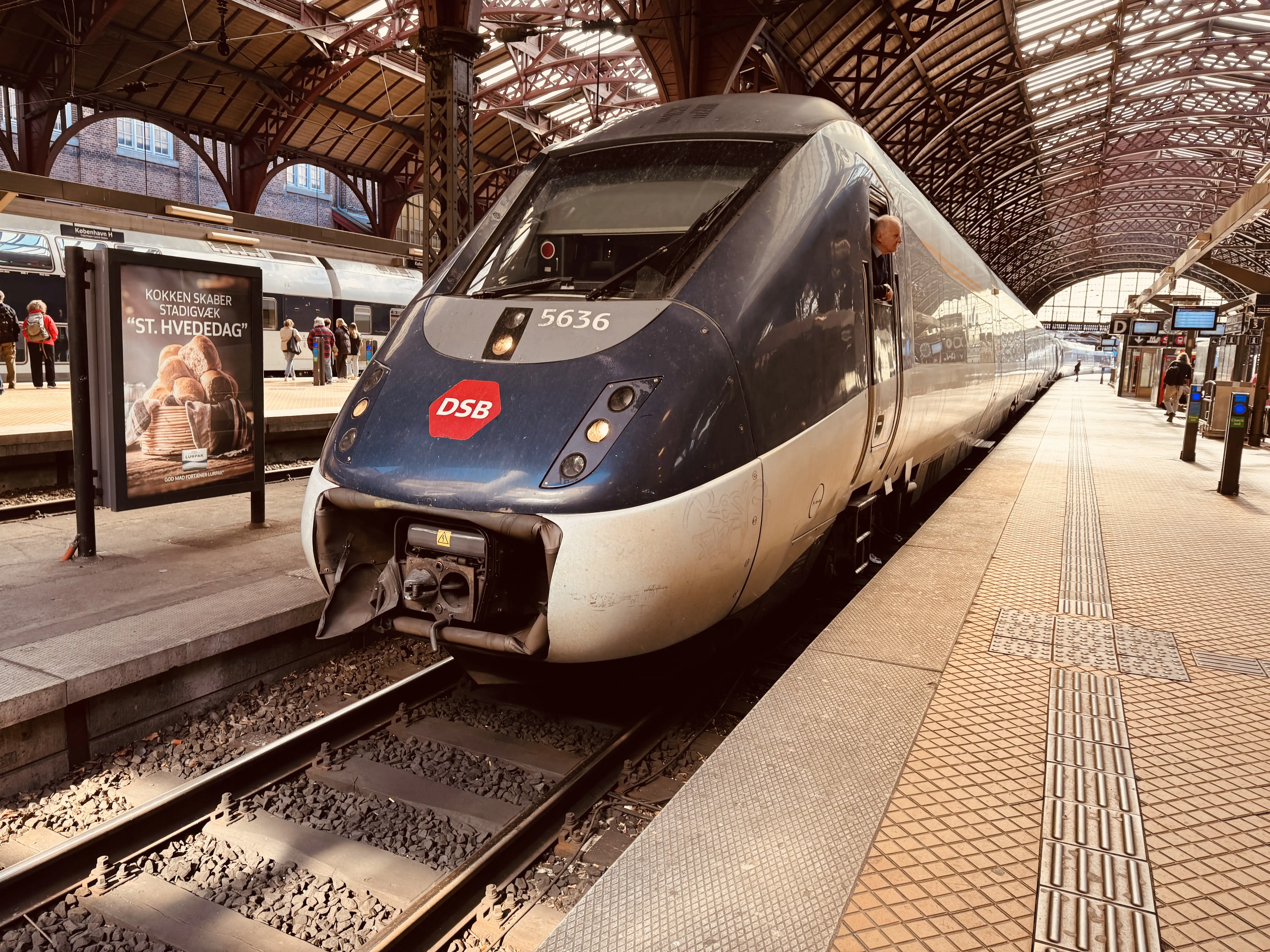 Billede af DSB MG 5636 fotograferet ud for København Hovedbanegård. Billede af DSB MG 5636 fotograferet ud for København Hovedbanegård.
