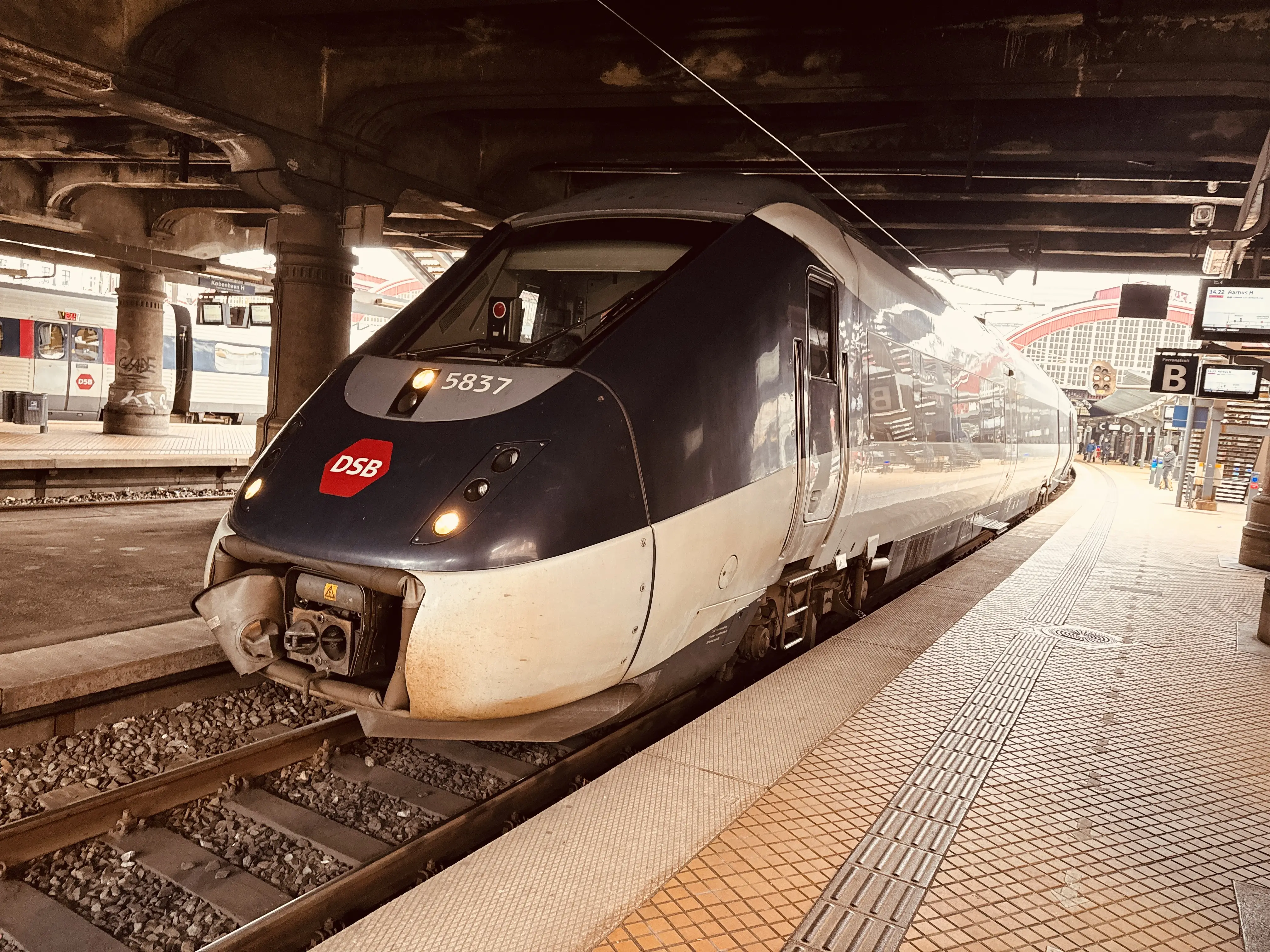 Billede af DSB MG 5637 fotograferet ud for København Hovedbanegård. Billede af DSB MG 5637 fotograferet ud for København Hovedbanegård.