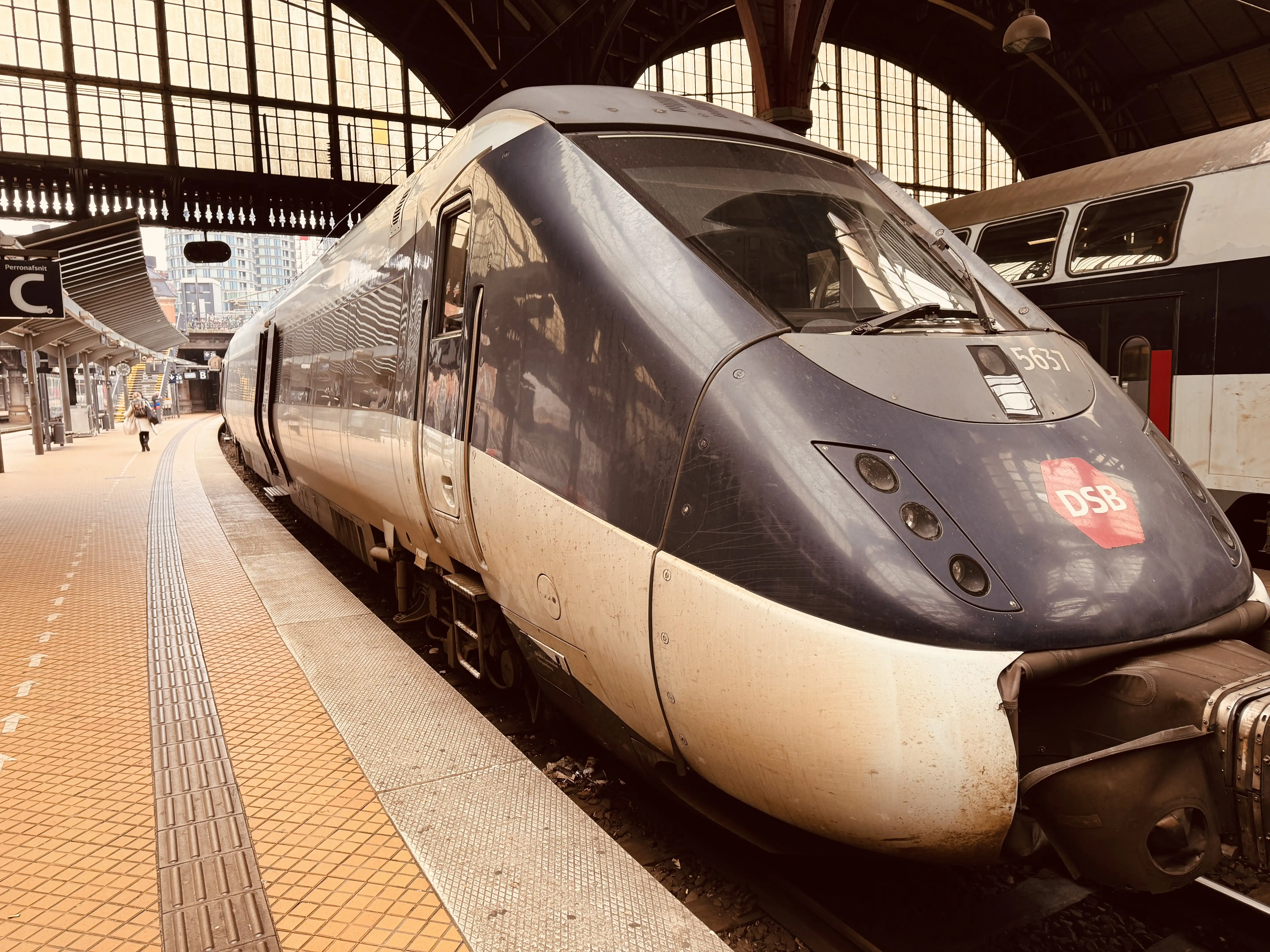 Billede af DSB MG 5637 fotograferet ud for København Hovedbanegård. Billede af DSB MG 5637 fotograferet ud for København Hovedbanegård.