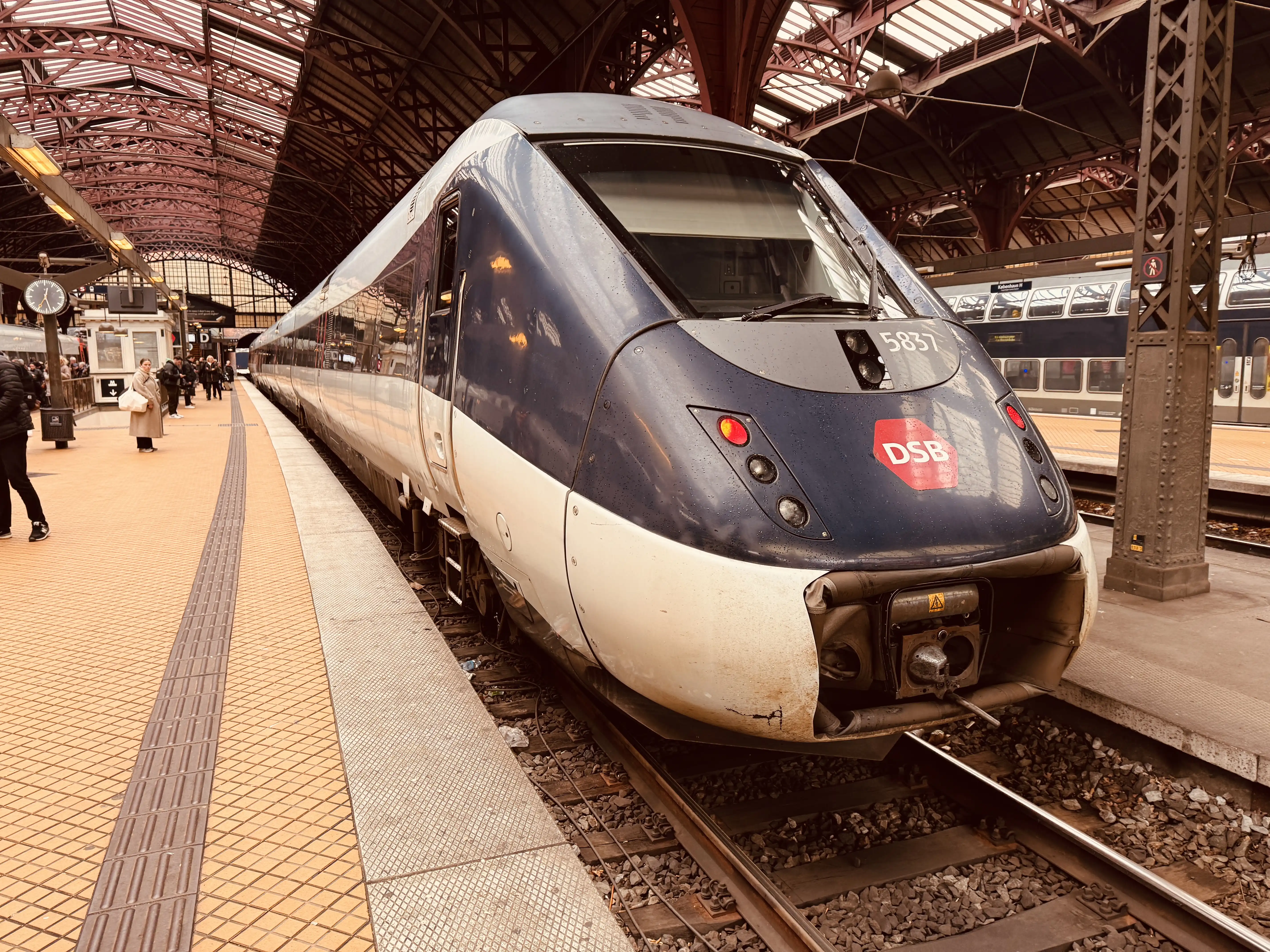 Billede af DSB MG 5637 fotograferet ud for København Hovedbanegård. Billede af DSB MG 5637 fotograferet ud for København Hovedbanegård.