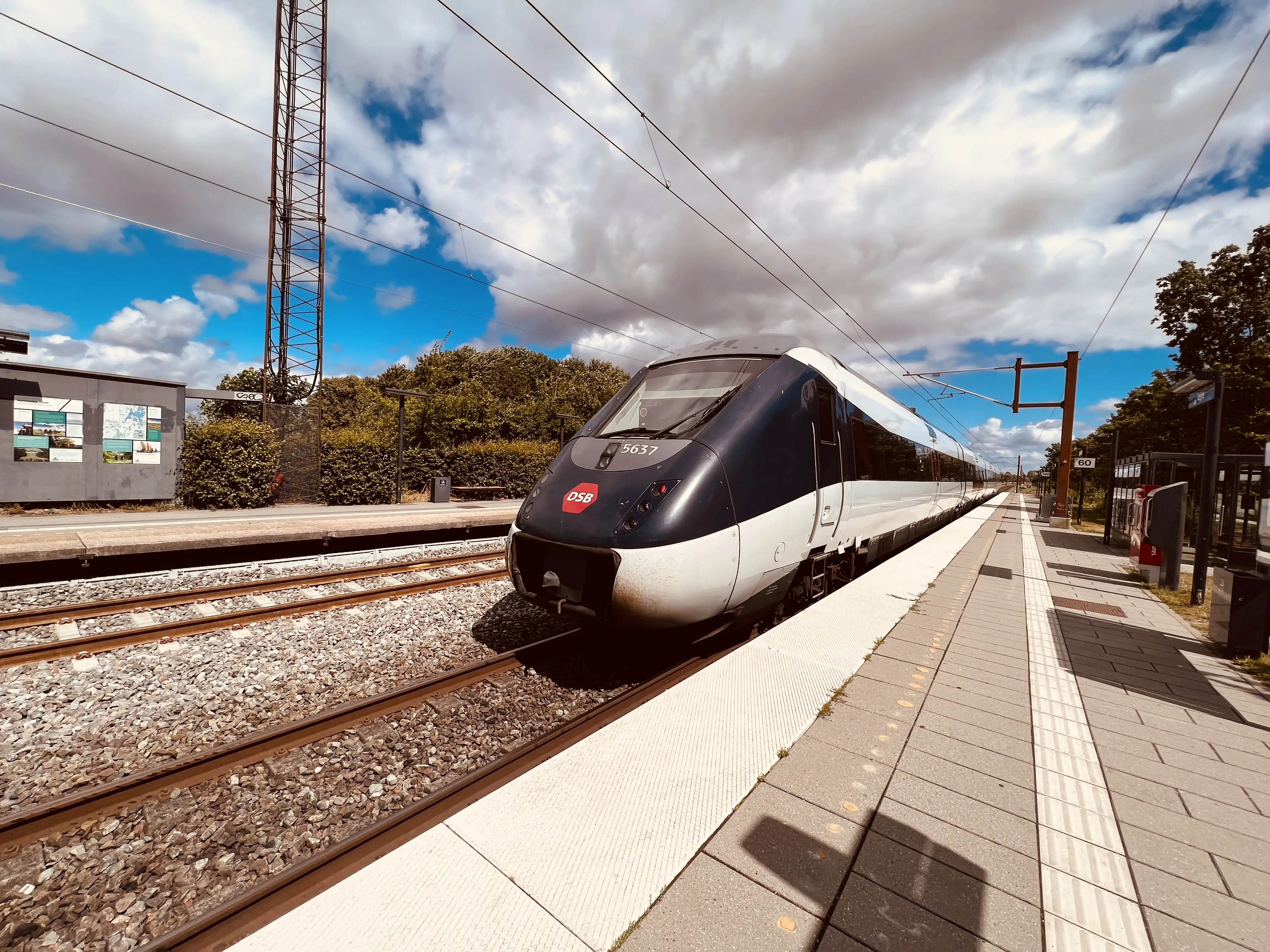 Billede af DSB MG 5637 fotograferet ud for Lejre Station. Billede af DSB MG 5637 fotograferet ud for Lejre Station.