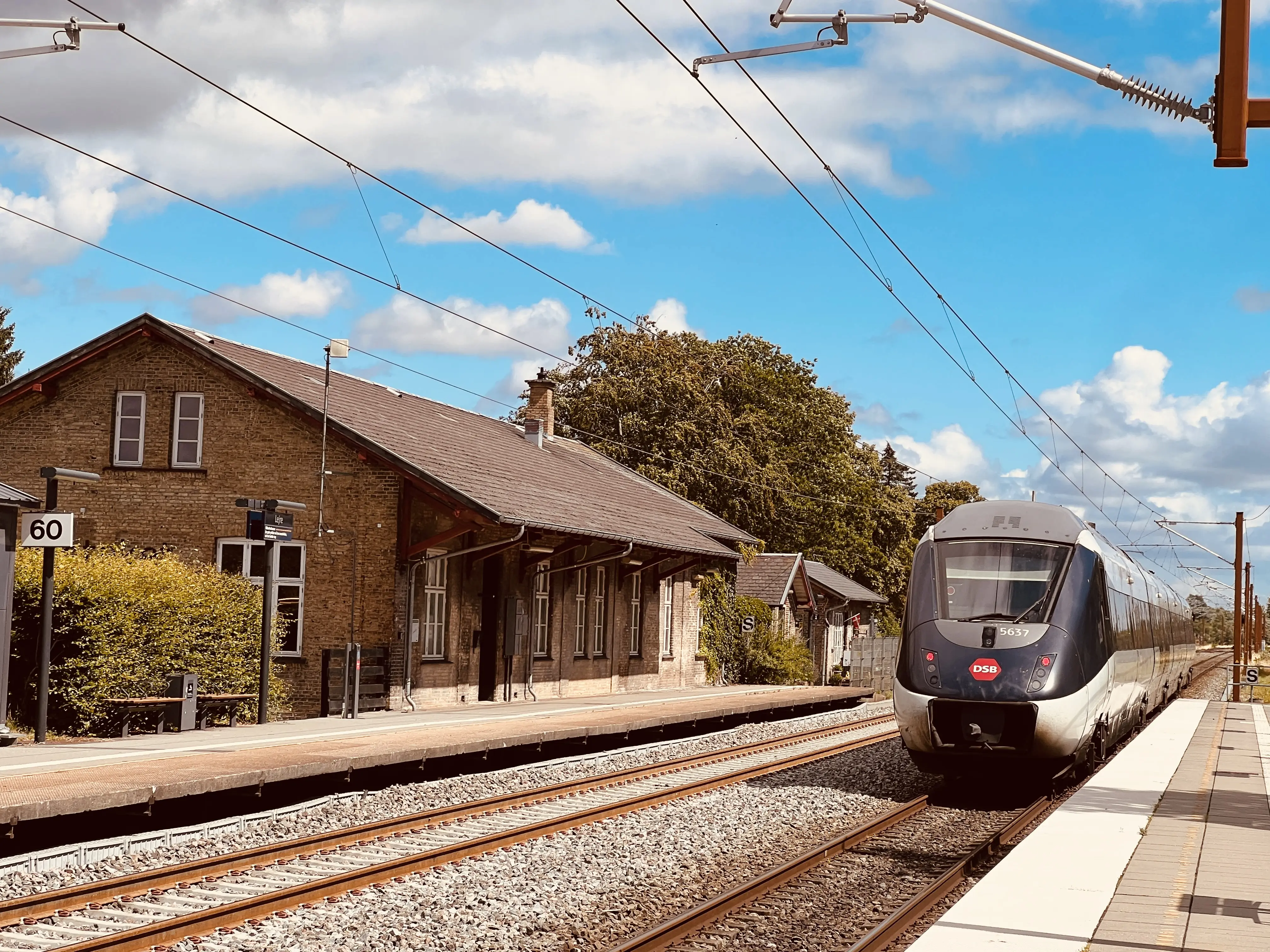 Billede af DSB MG 5637 fotograferet ud for Lejre Station. Billede af DSB MG 5637 fotograferet ud for Lejre Station.