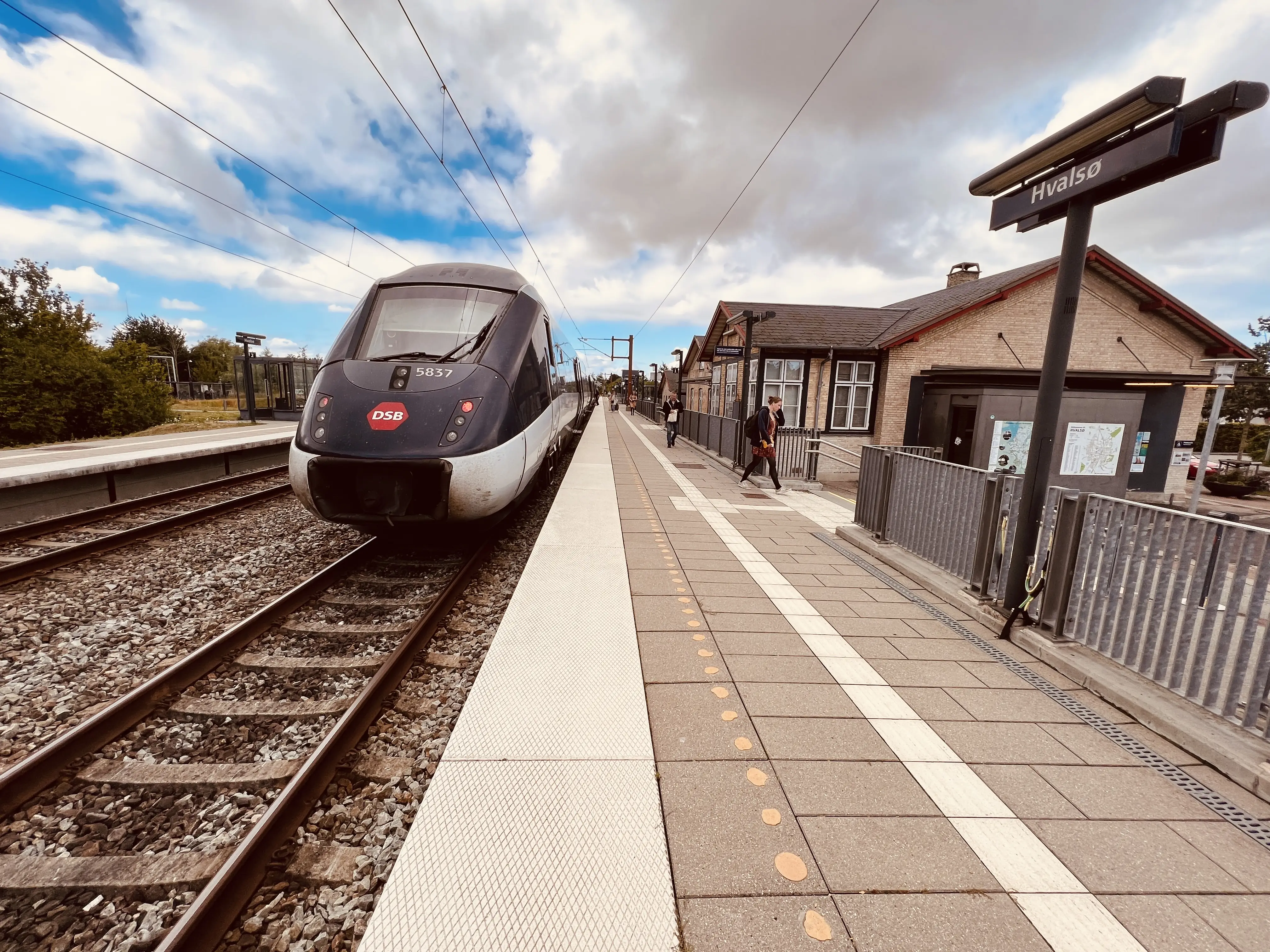 Billede af DSB MG 5637 fotograferet ud for Hvalsø Station. Billede af DSB MG 5637 fotograferet ud for Hvalsø Station.