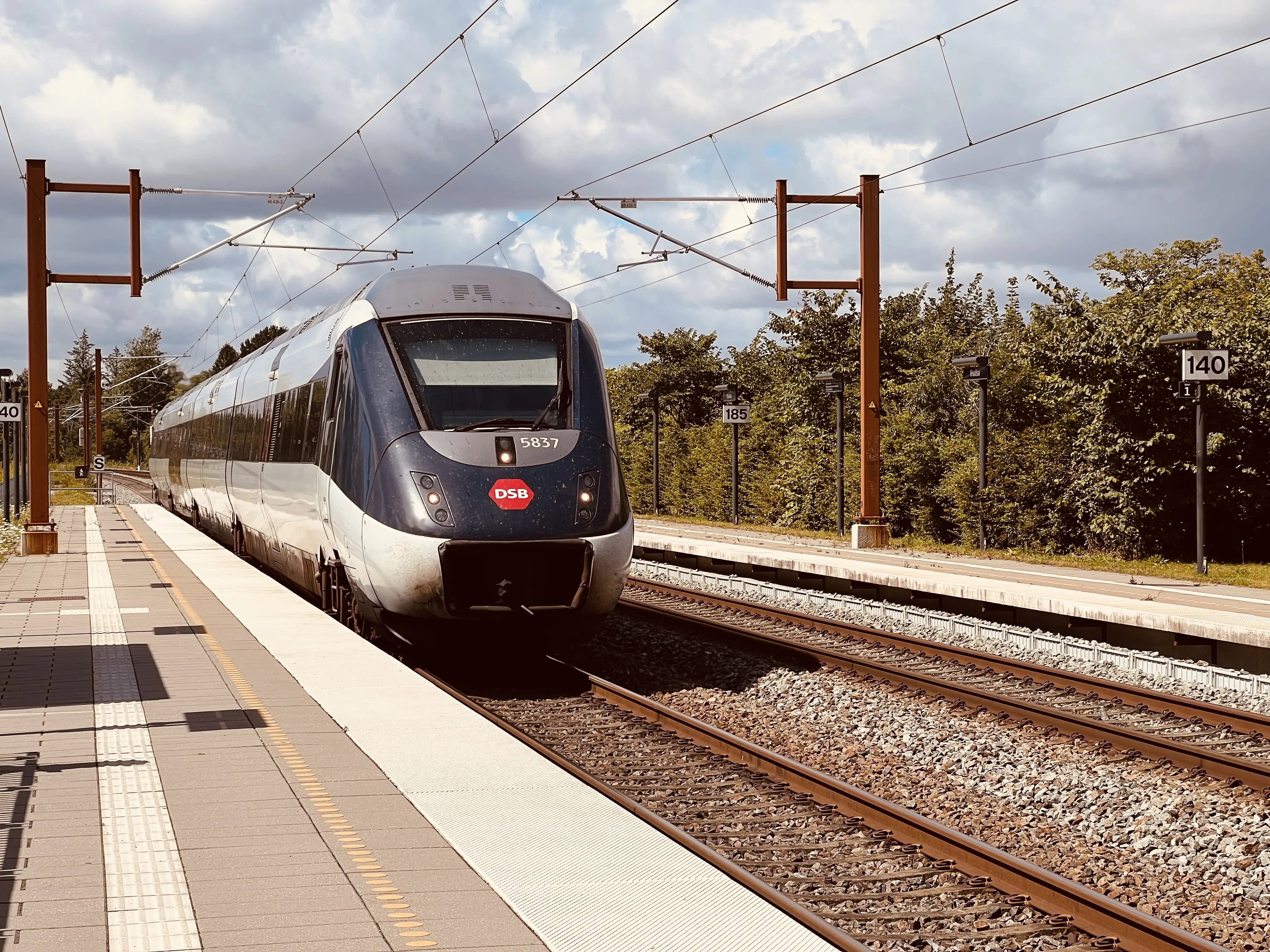 Billede af DSB MG 5637 fotograferet ud for Hvalsø Station. Billede af DSB MG 5637 fotograferet ud for Hvalsø Station.
