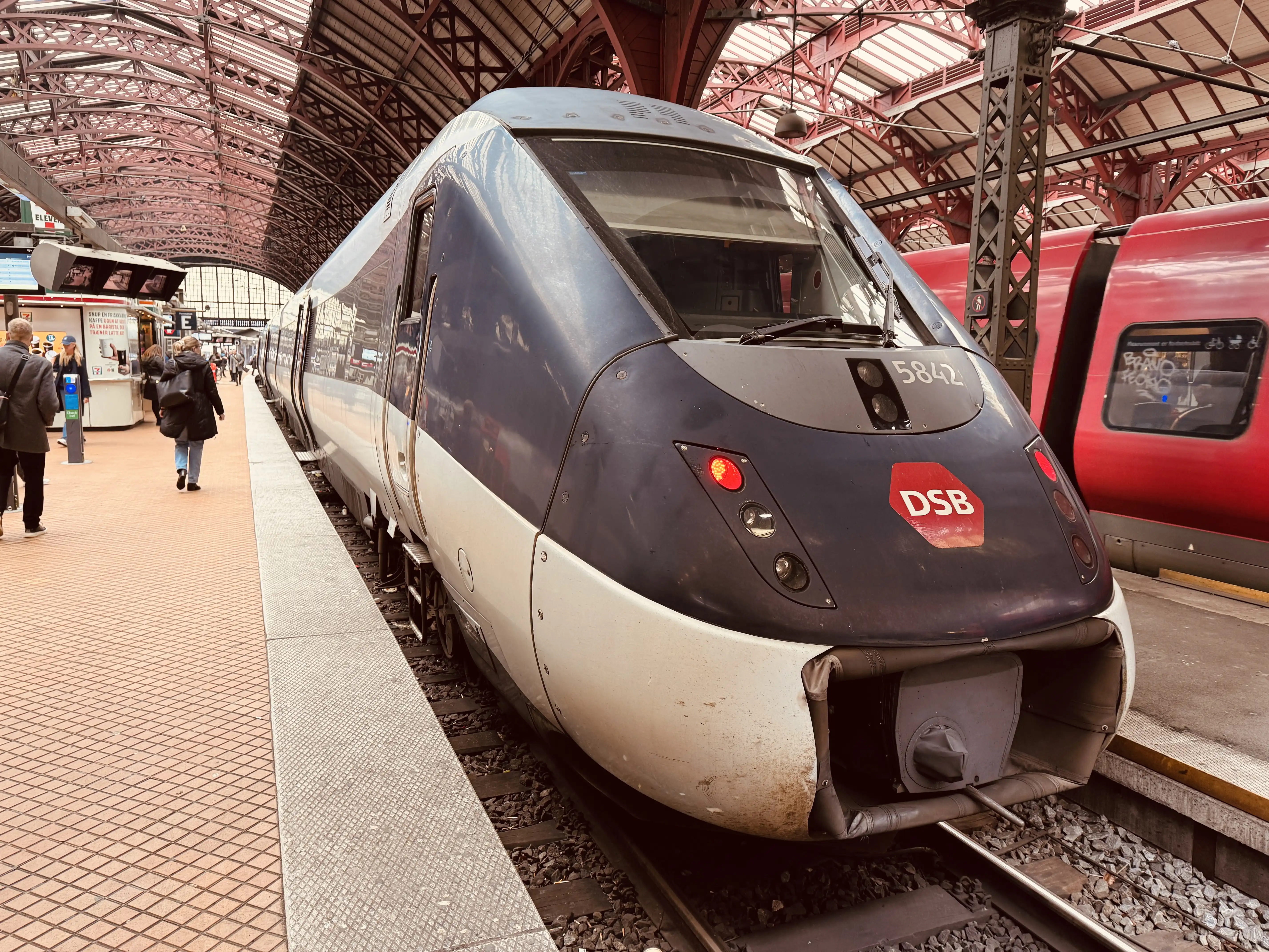 Billede af DSB MG 5642 fotograferet ud for København Hovedbanegård. Billede af DSB MG 5642 fotograferet ud for København Hovedbanegård.