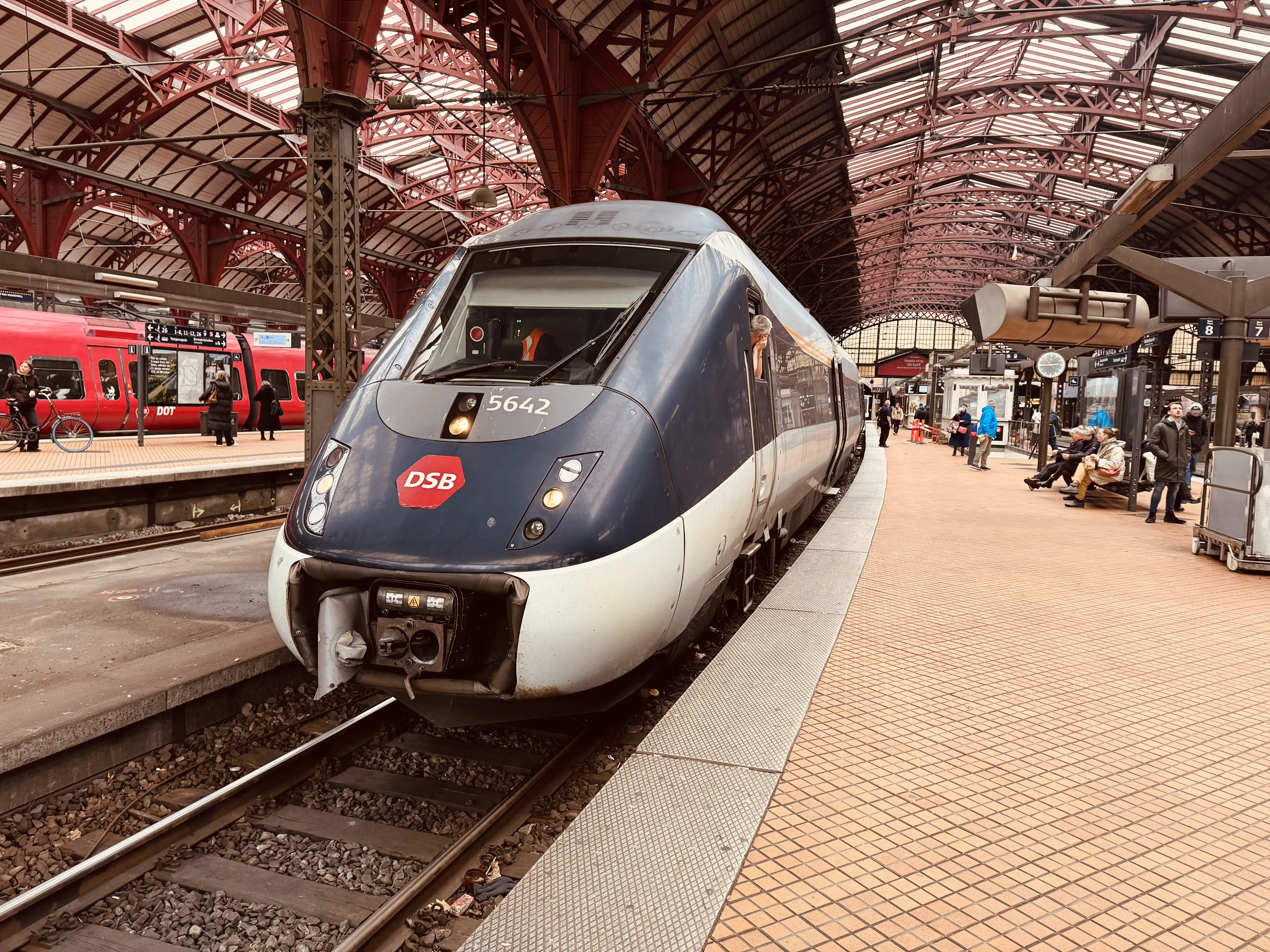 Billede af DSB MG 5642 fotograferet ud for København Hovedbanegård. Billede af DSB MG 5642 fotograferet ud for København Hovedbanegård.