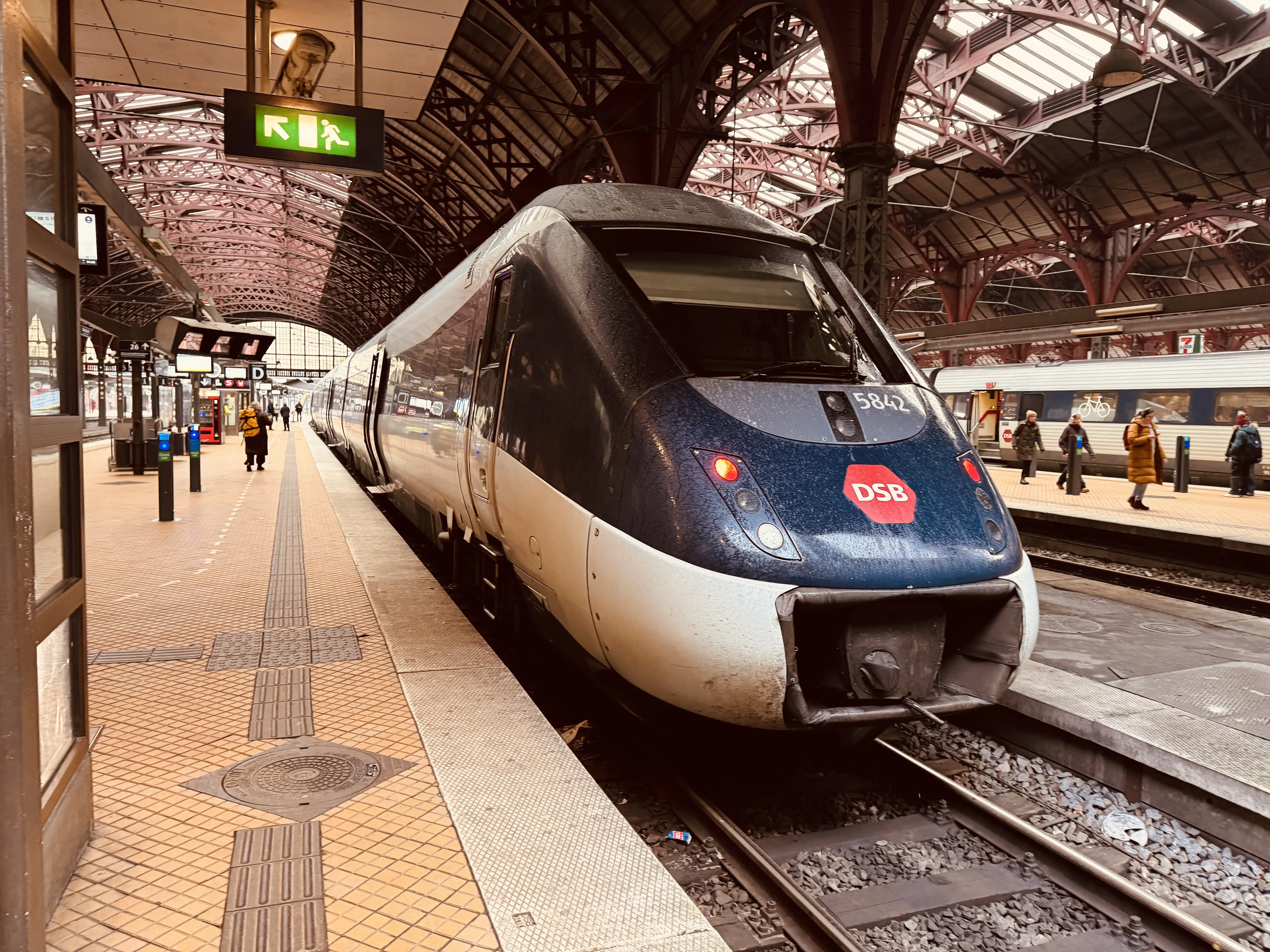 Billede af DSB MG 5642 fotograferet ud for København Hovedbanegård. Billede af DSB MG 5642 fotograferet ud for København Hovedbanegård.