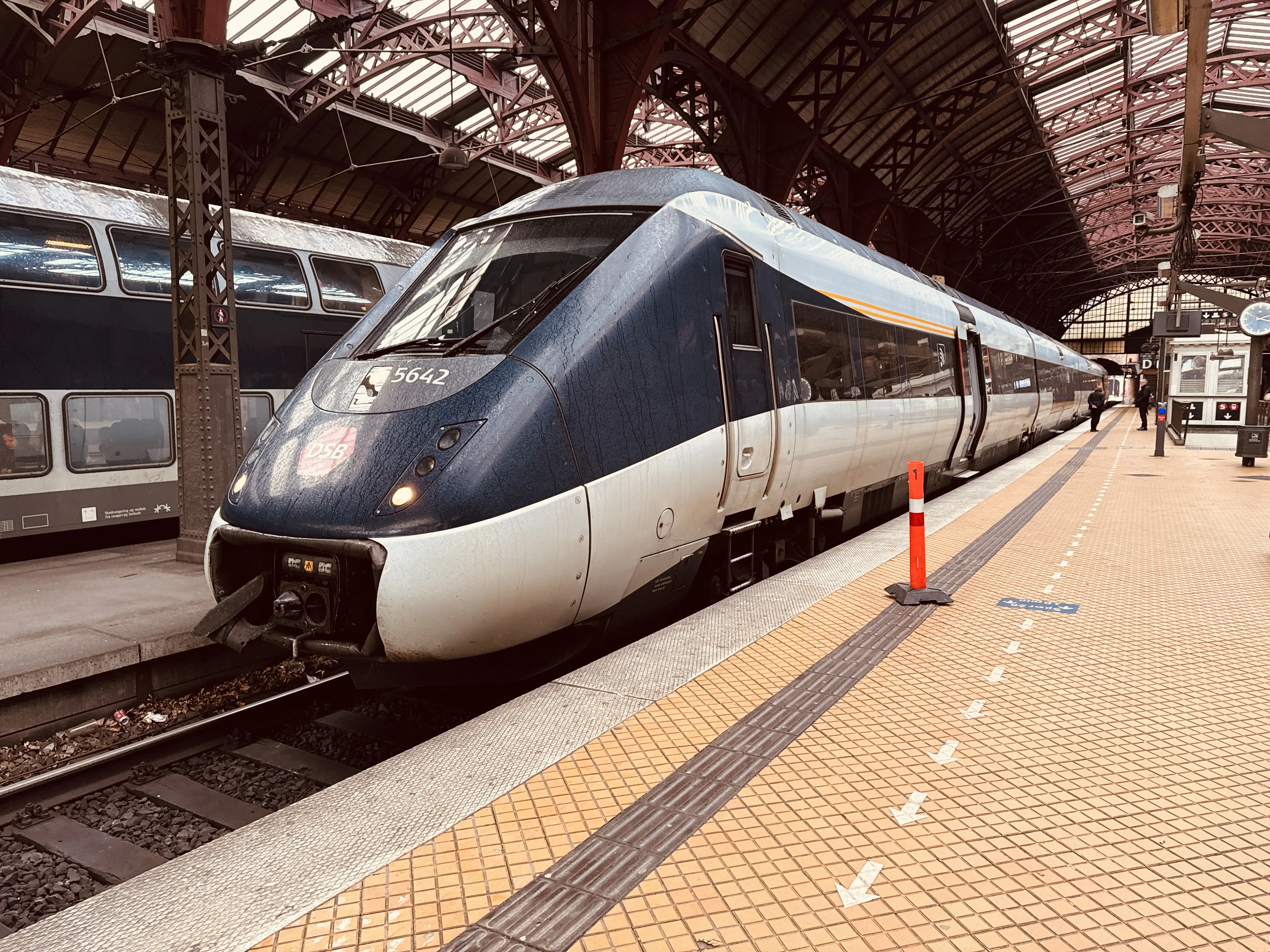 Billede af DSB MG 5642 fotograferet ud for København Hovedbanegård. Billede af DSB MG 5642 fotograferet ud for København Hovedbanegård.