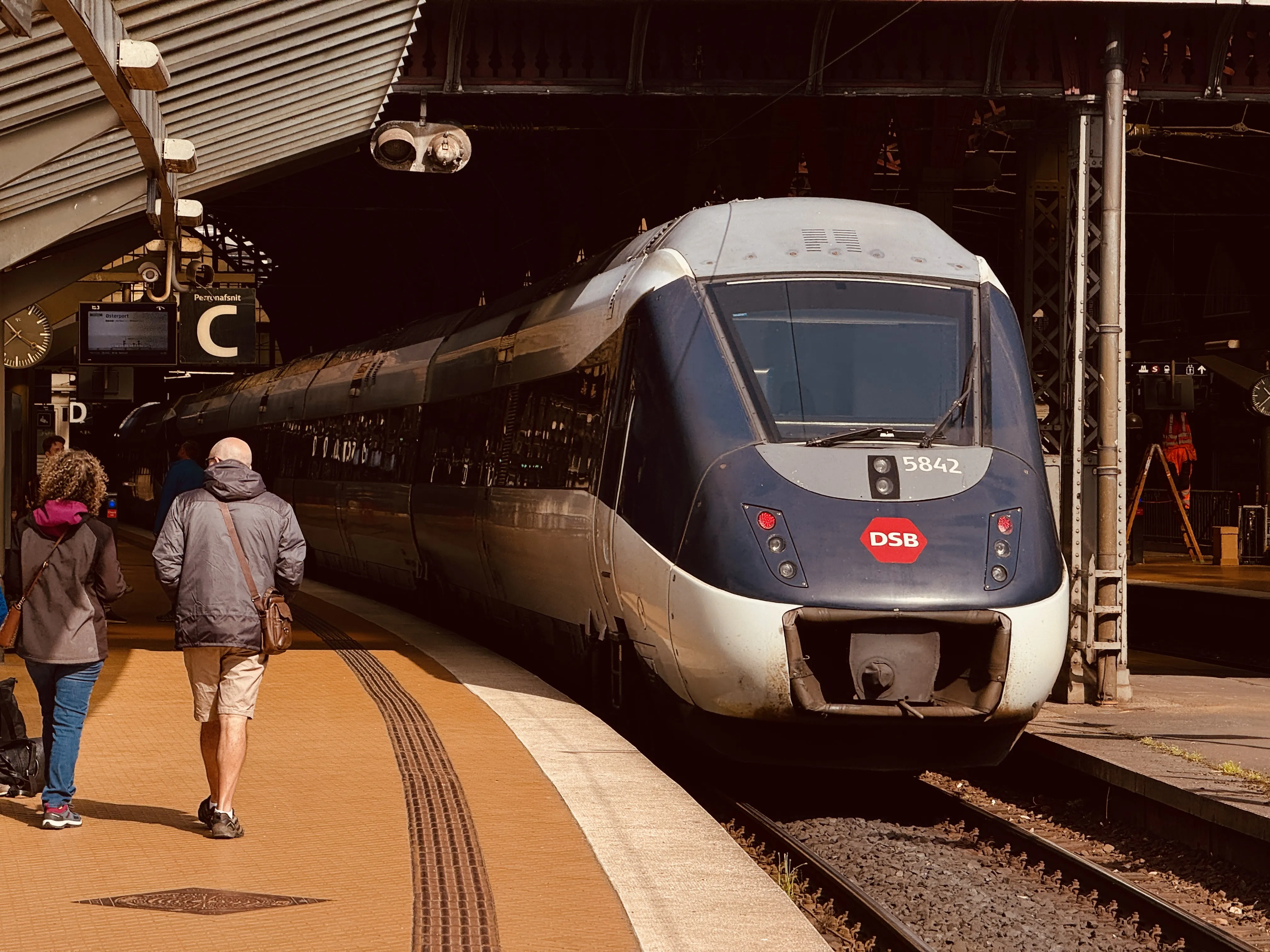 Billede af DSB MG 5642 fotograferet ud for København Hovedbanegård. Billede af DSB MG 5642 fotograferet ud for København Hovedbanegård.