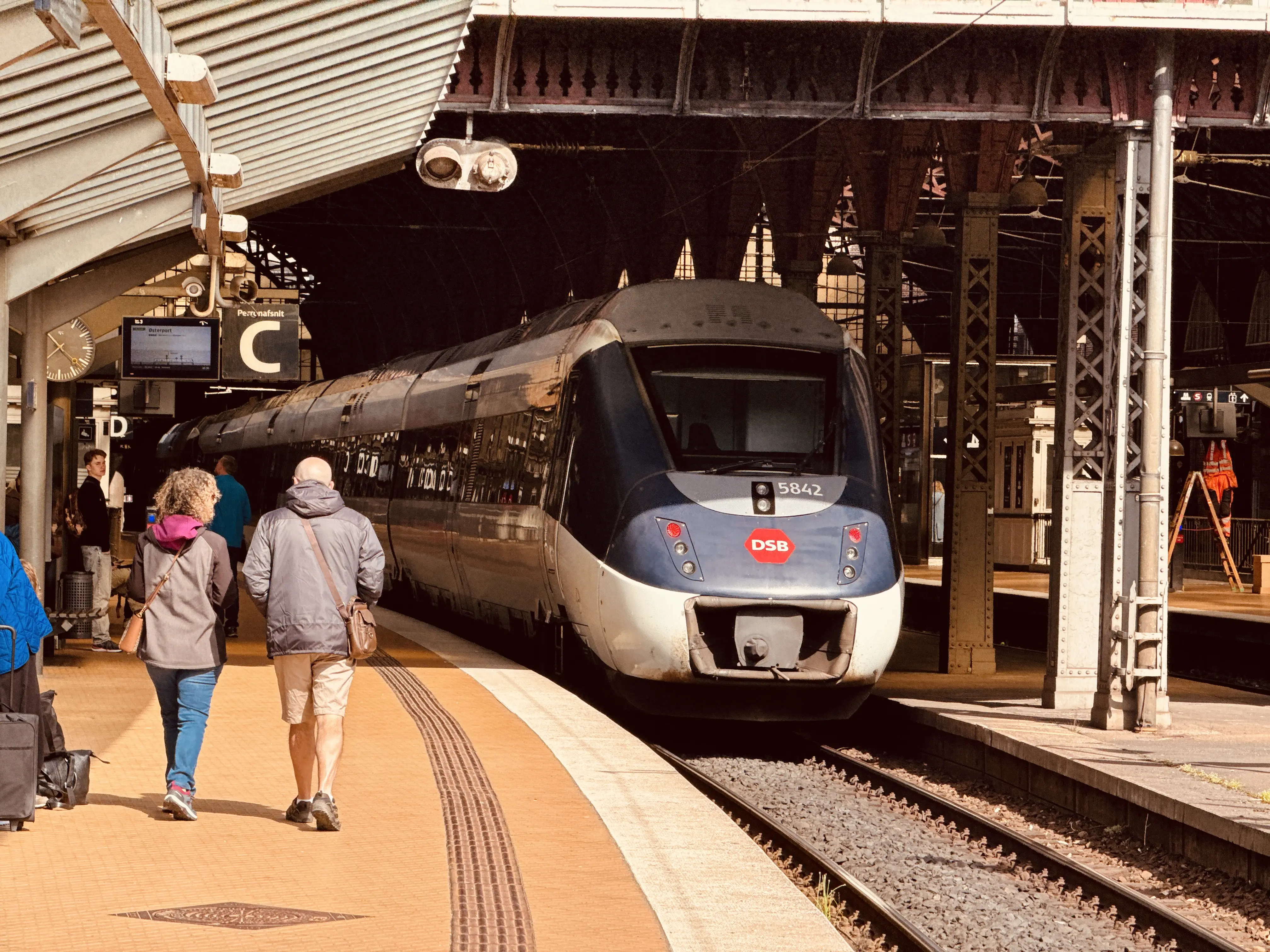 Billede af DSB MG 5642 fotograferet ud for København Hovedbanegård. Billede af DSB MG 5642 fotograferet ud for København Hovedbanegård.