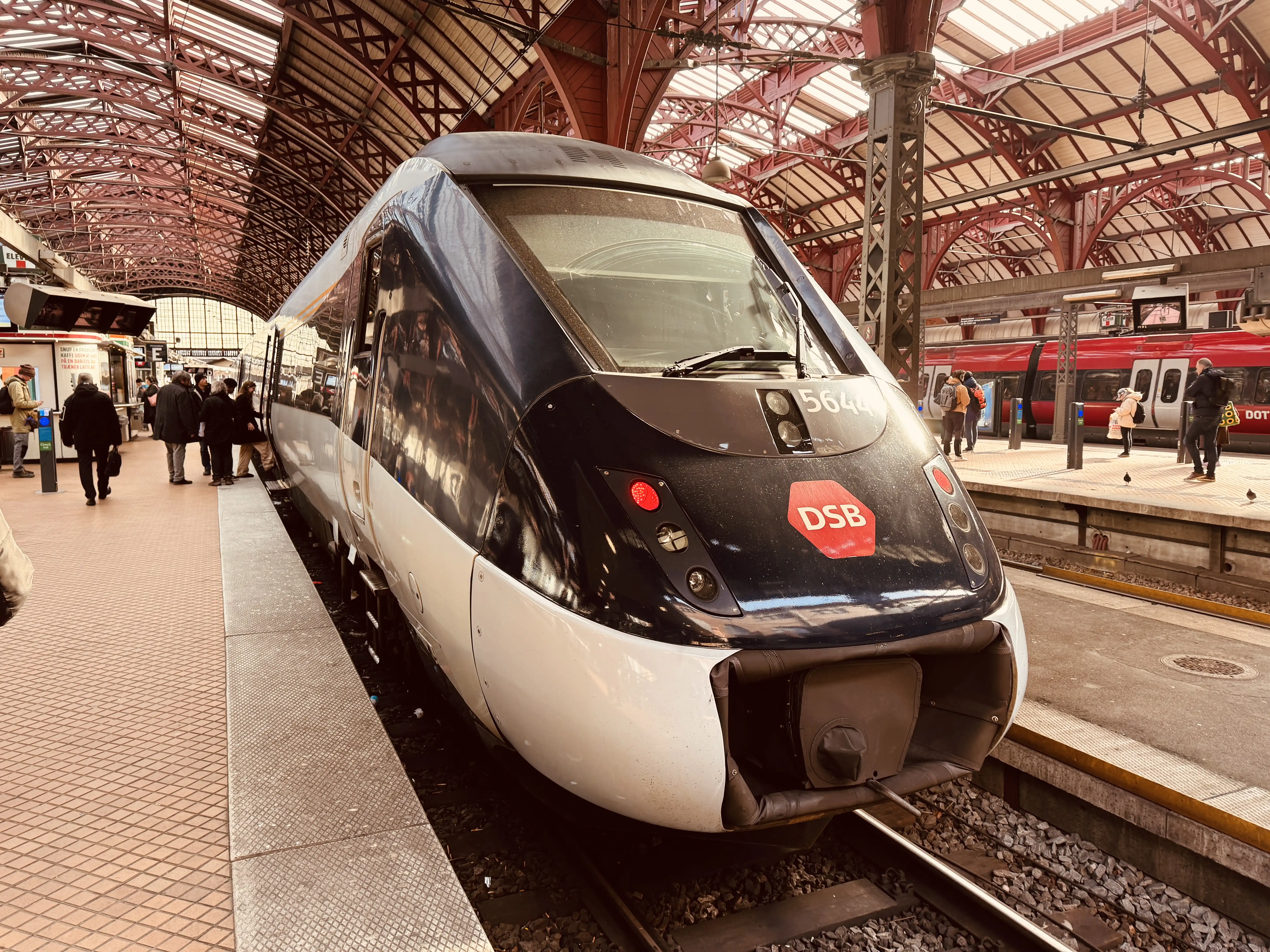 Billede af DSB MG 5644 fotograferet ud for København Hovedbanegård.