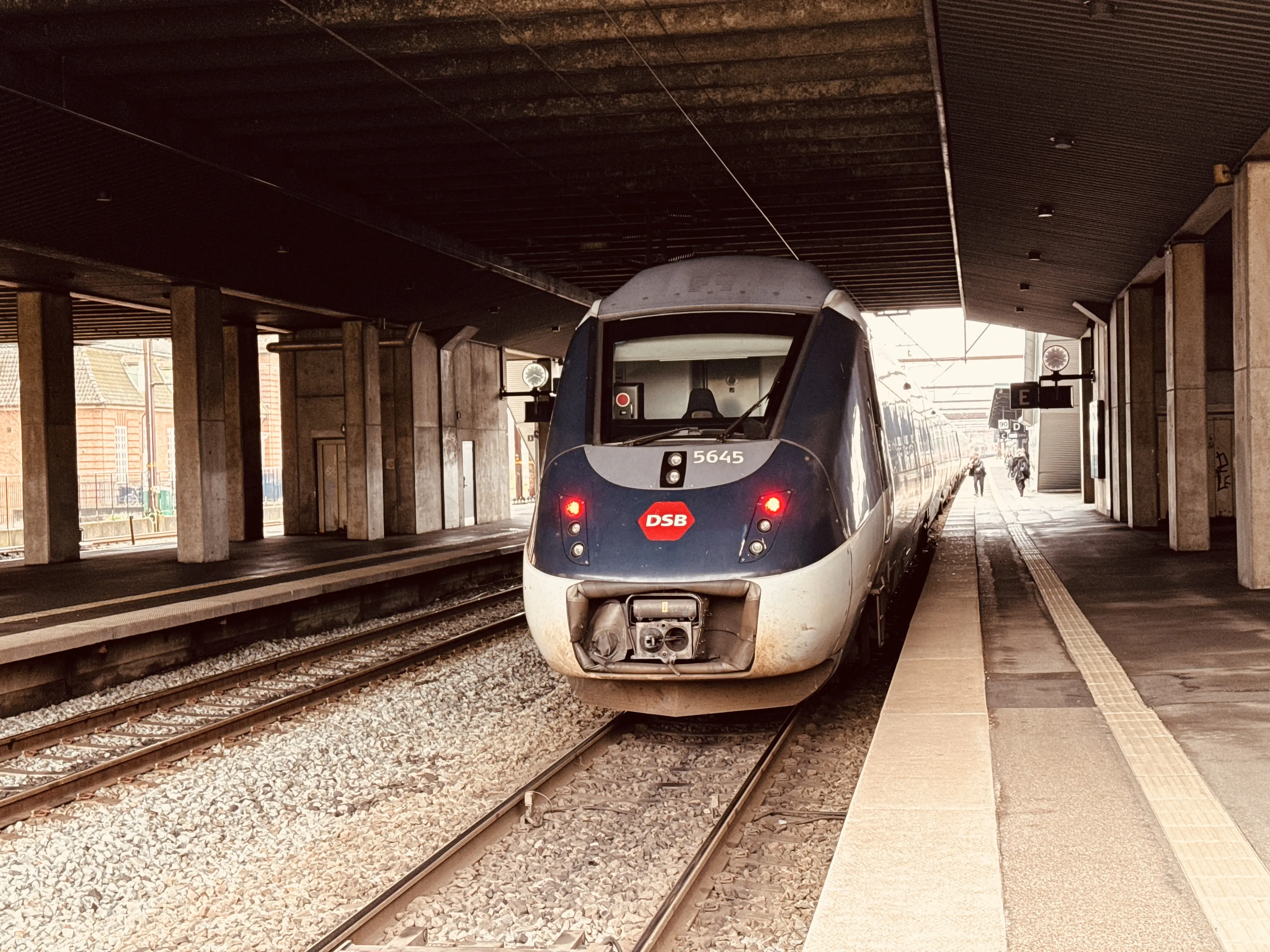 Billede af DSB MG 5645 fotograferet ud for Odense Banegård Center. Billede af DSB MG 5645 fotograferet ud for Odense Banegård Center.