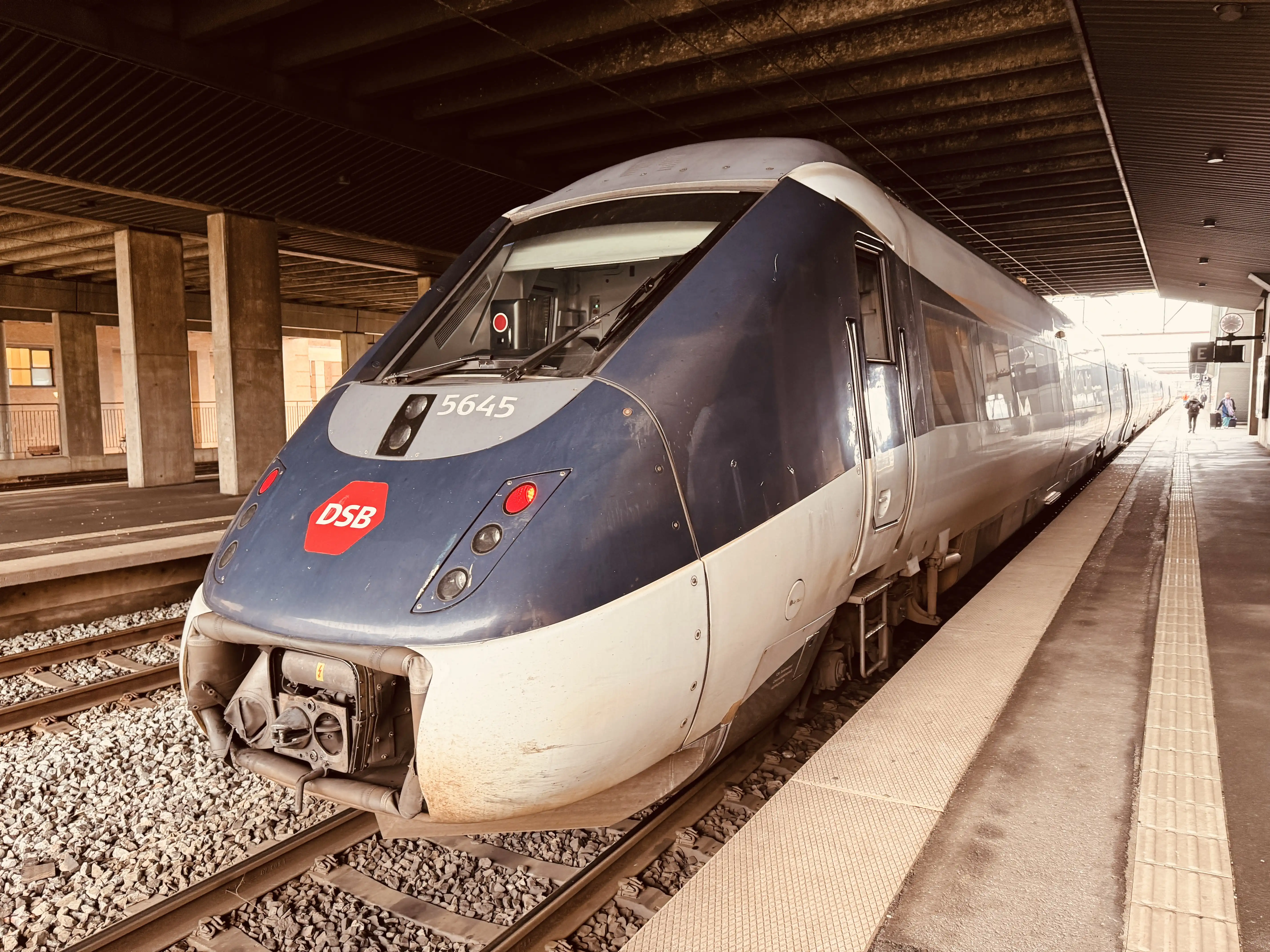 Billede af DSB MG 5645 fotograferet ud for Odense Banegård Center. Billede af DSB MG 5645 fotograferet ud for Odense Banegård Center.