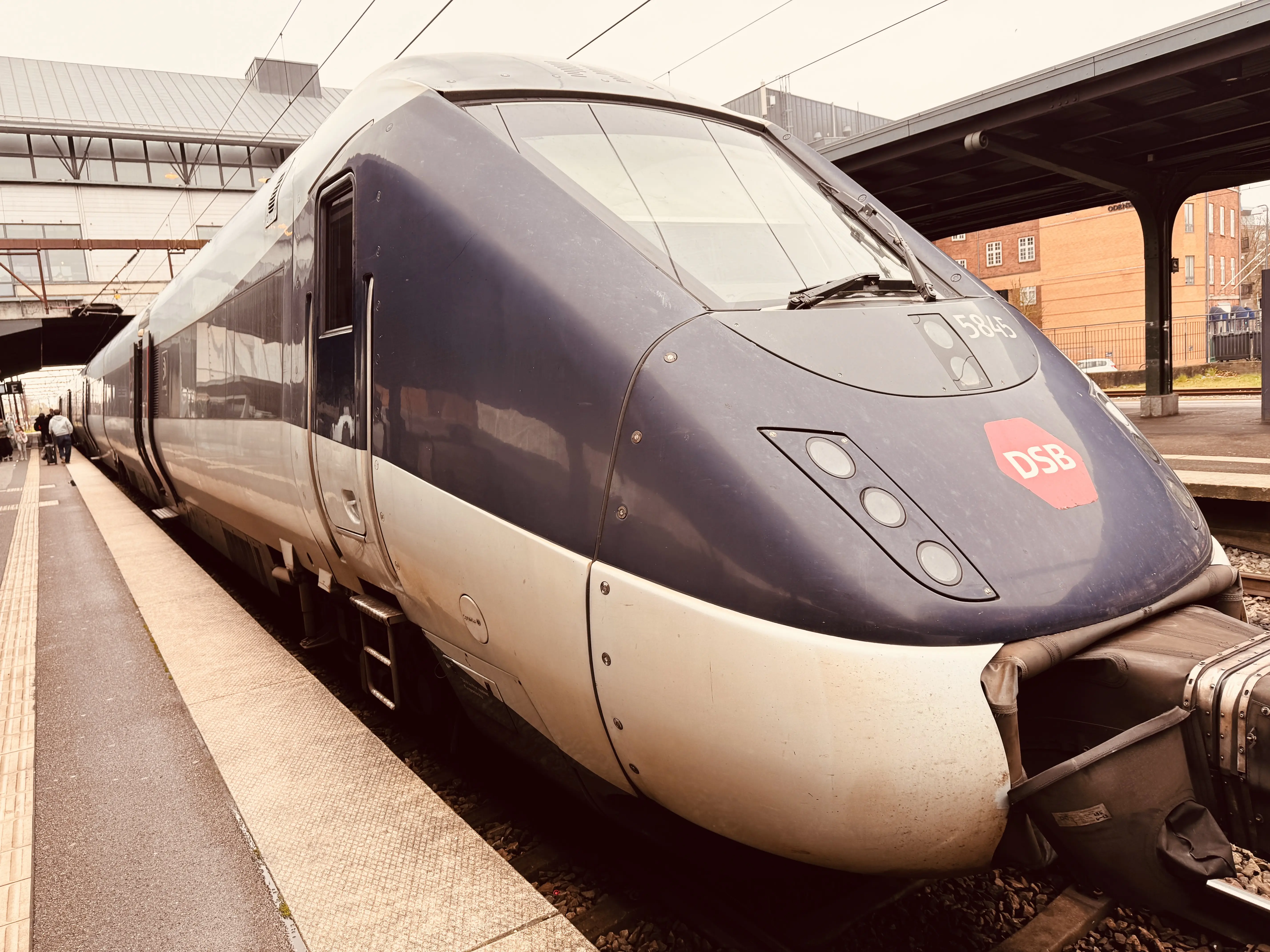 Billede af DSB MG 5645 fotograferet ud for Odense Banegård Center. Billede af DSB MG 5645 fotograferet ud for Odense Banegård Center.