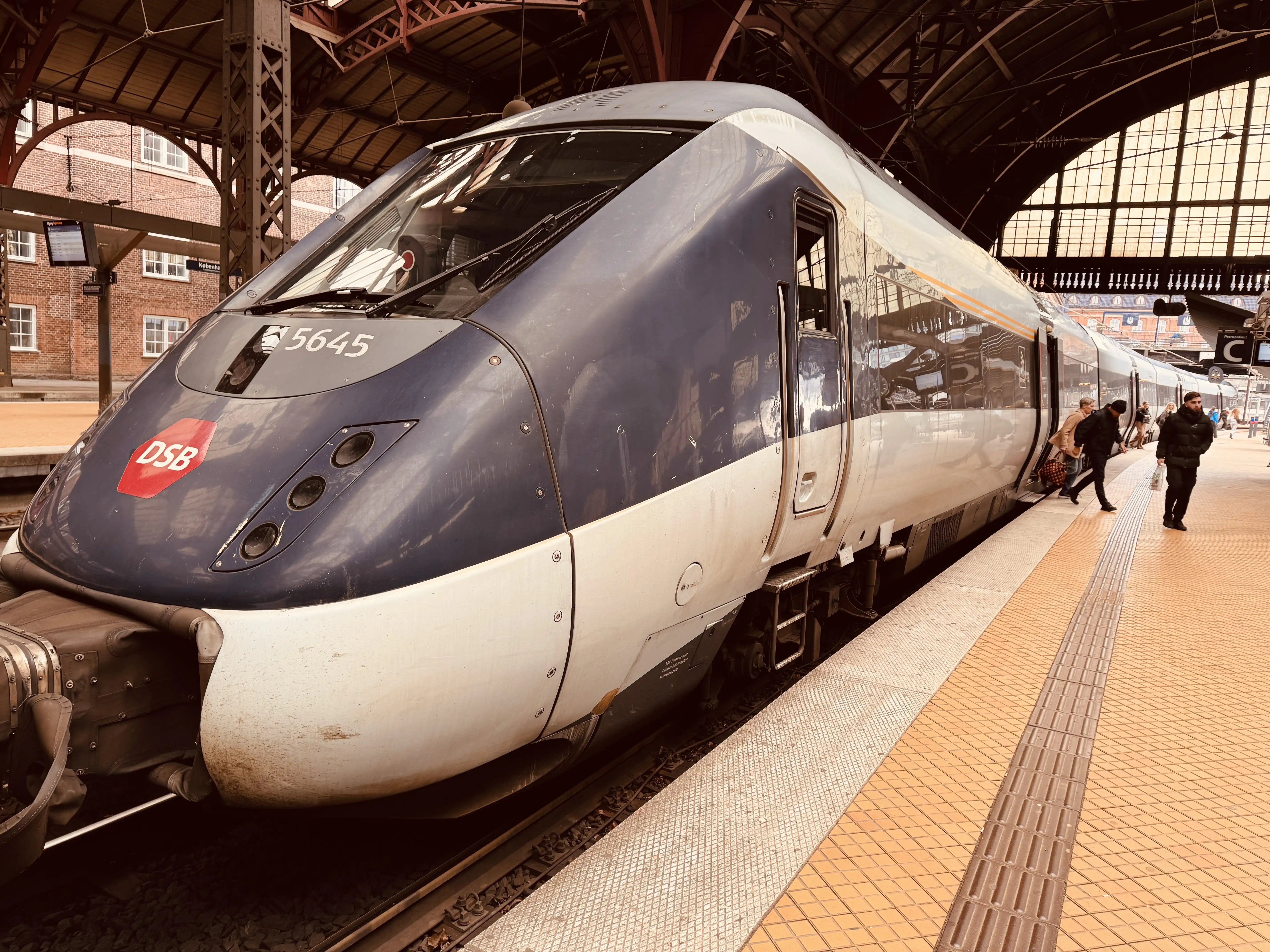 Billede af DSB MG 5645 fotograferet ud for København Hovedbanegård. Billede af DSB MG 5645 fotograferet ud for København Hovedbanegård.