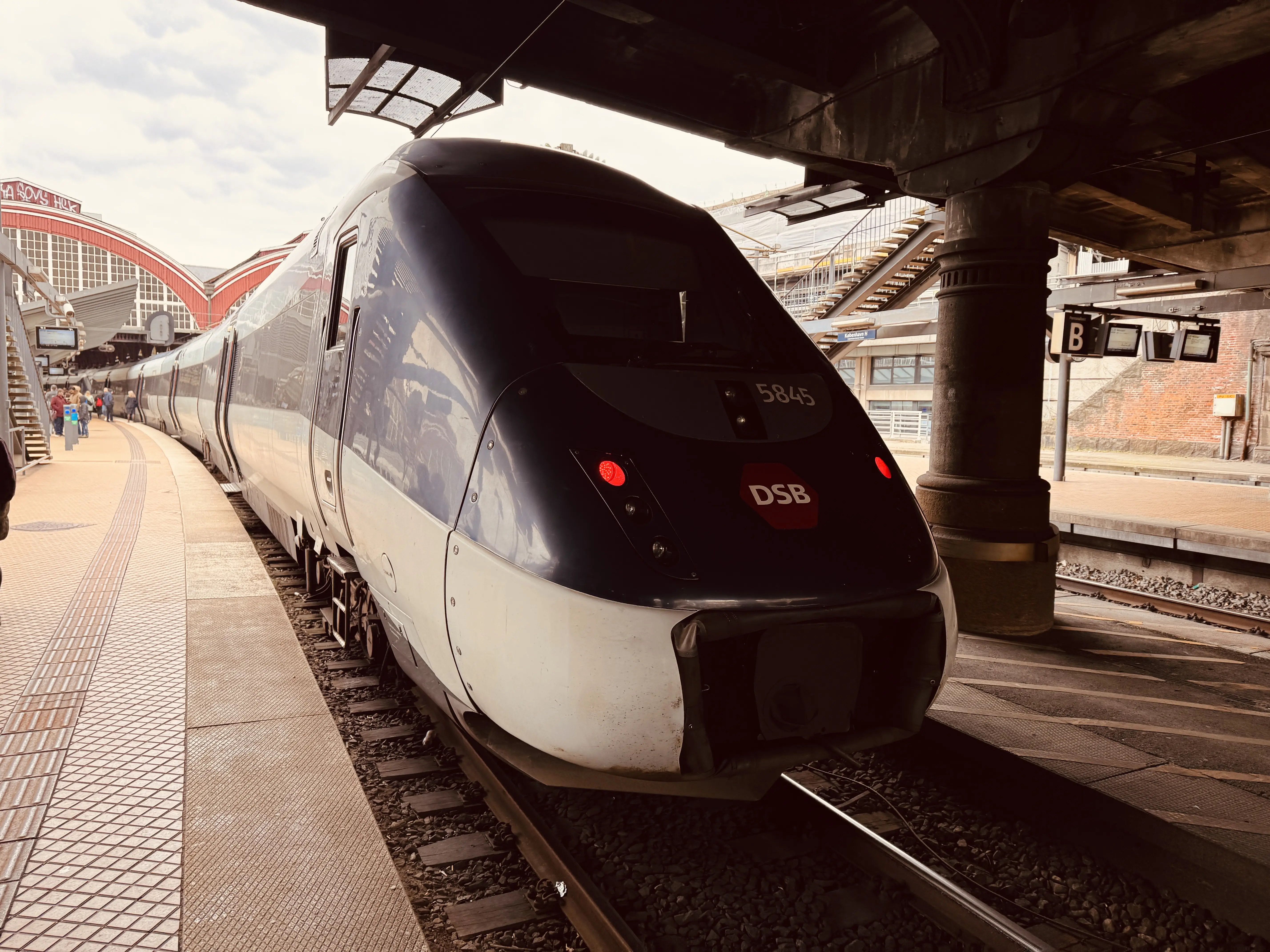 Billede af DSB MG 5645 fotograferet ud for København Hovedbanegård. Billede af DSB MG 5645 fotograferet ud for København Hovedbanegård.