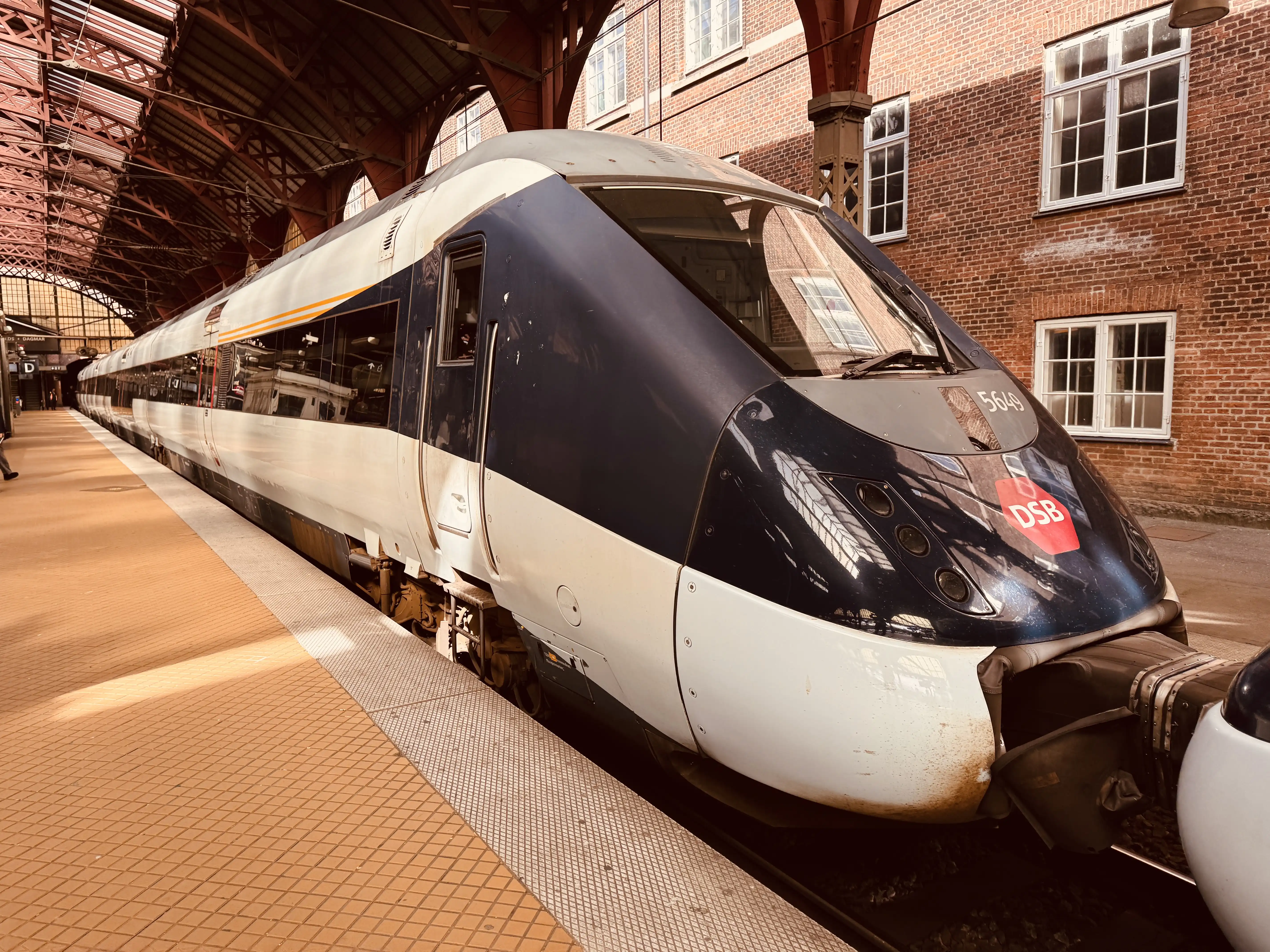 Billede af DSB MG 5649 fotograferet ud for København Hovedbanegård. Billede af DSB MG 5649 fotograferet ud for København Hovedbanegård.