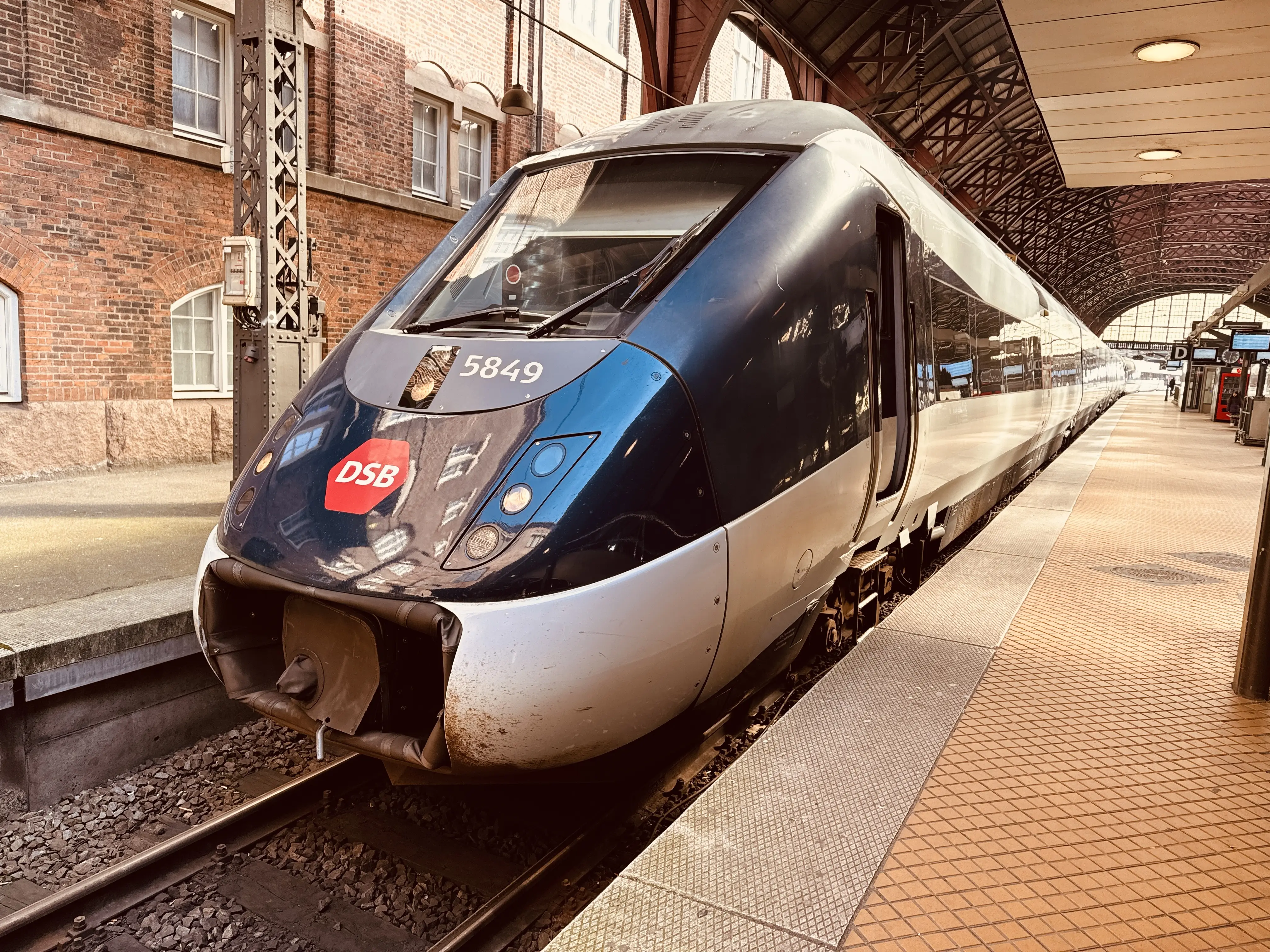 Billede af DSB MG 5649 fotograferet ud for København Hovedbanegård. Billede af DSB MG 5649 fotograferet ud for København Hovedbanegård.
