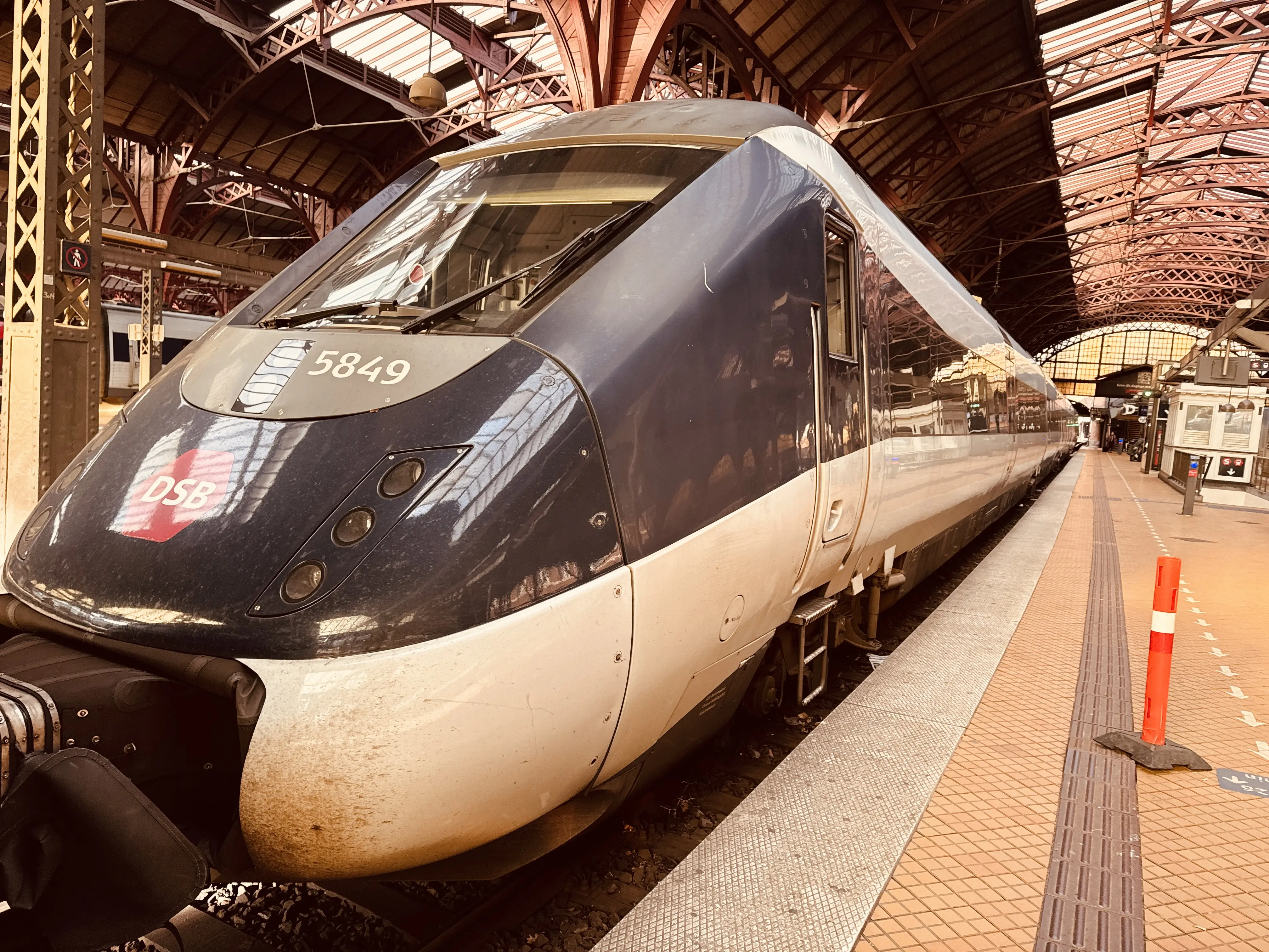 Billede af DSB MG 5649 fotograferet ud for København Hovedbanegård. Billede af DSB MG 5649 fotograferet ud for København Hovedbanegård.