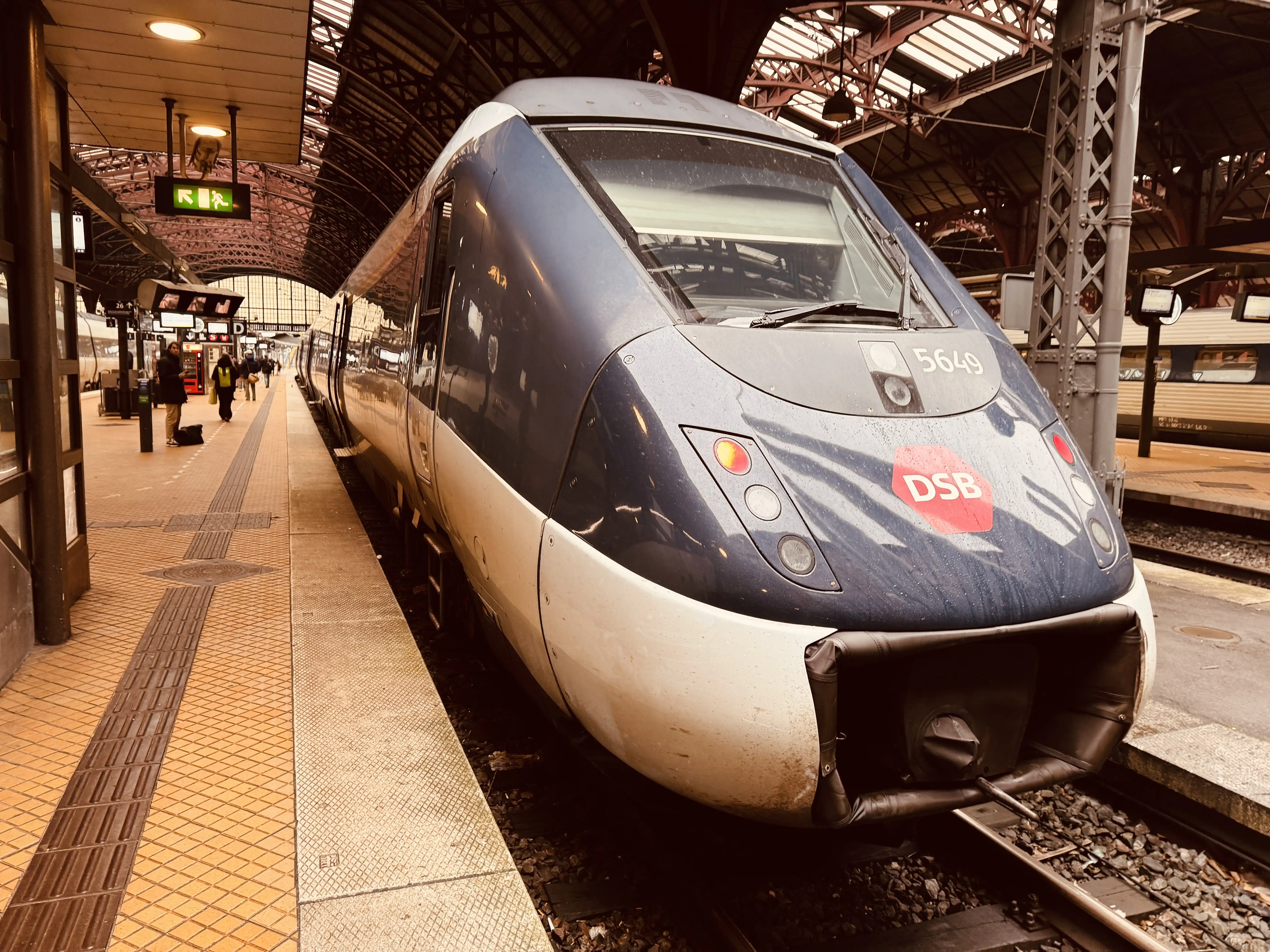 Billede af DSB MG 5649 fotograferet ud for København Hovedbanegård. Billede af DSB MG 5649 fotograferet ud for København Hovedbanegård.
