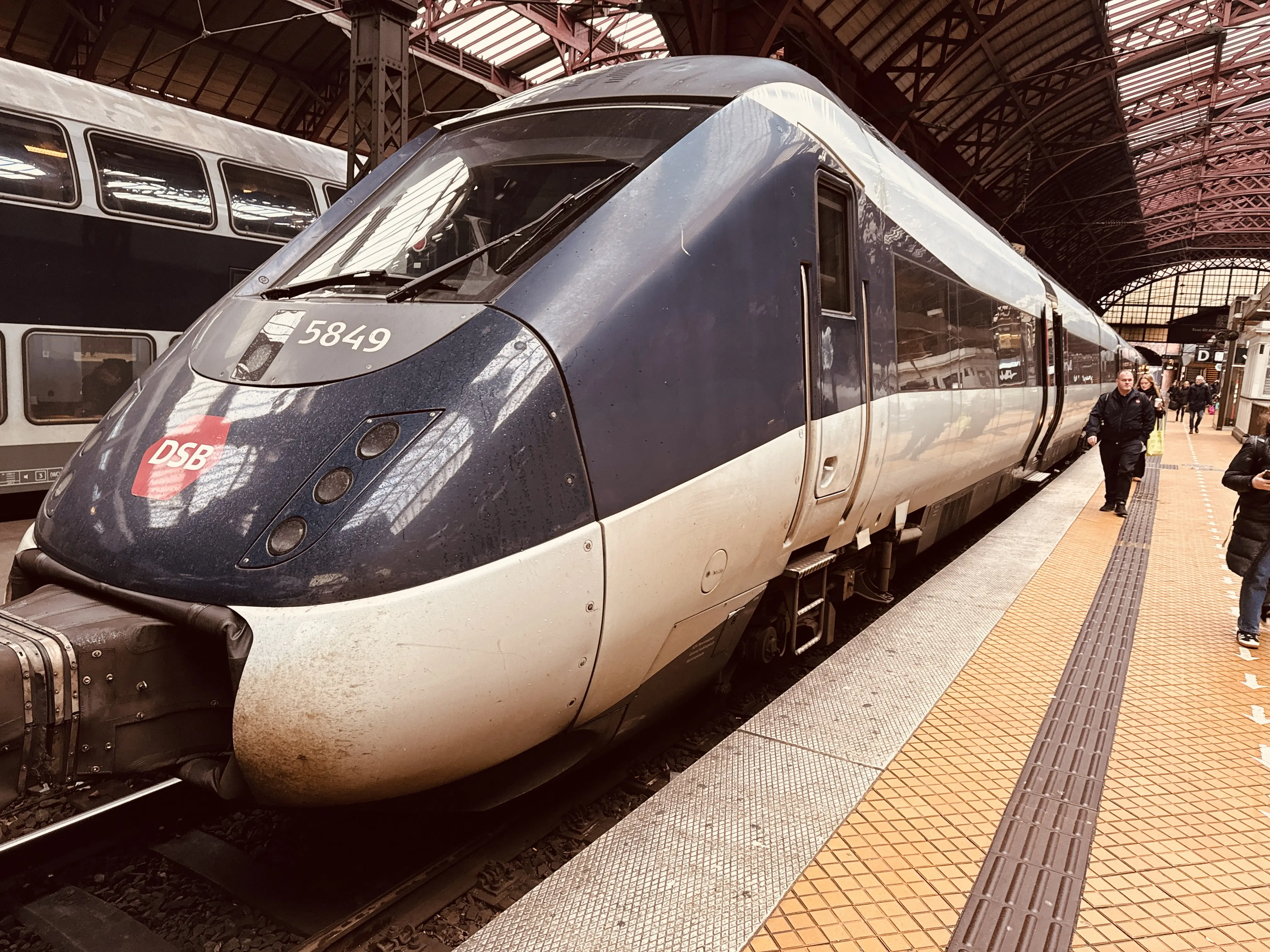 Billede af DSB MG 5649 fotograferet ud for København Hovedbanegård. Billede af DSB MG 5649 fotograferet ud for København Hovedbanegård.